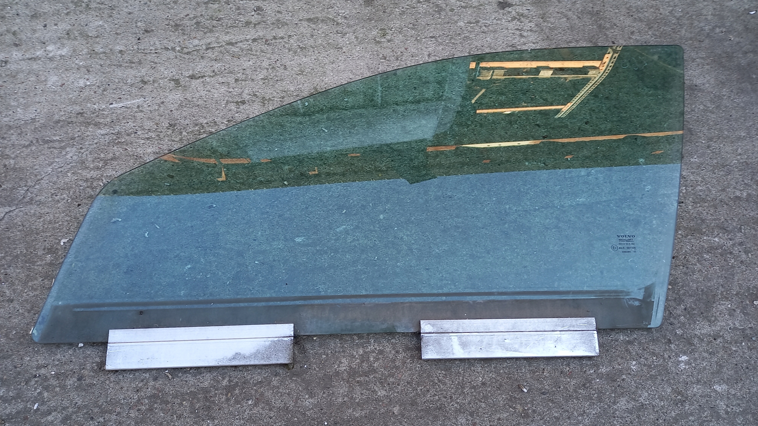 Скло передньої лівої двері VOLVO V50