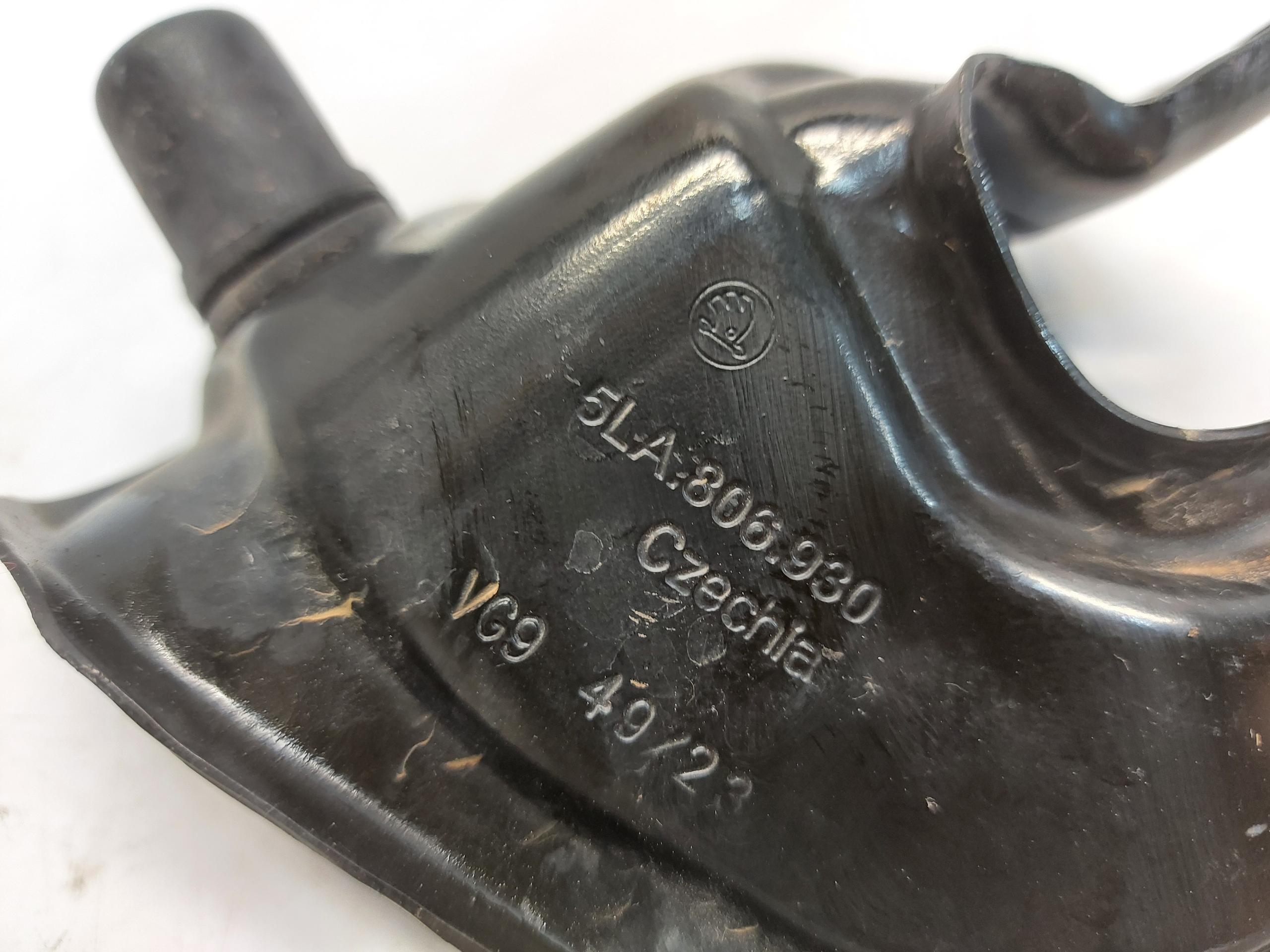 SKODA Enyaq 5LA iV85 console holder front right 5LA806930