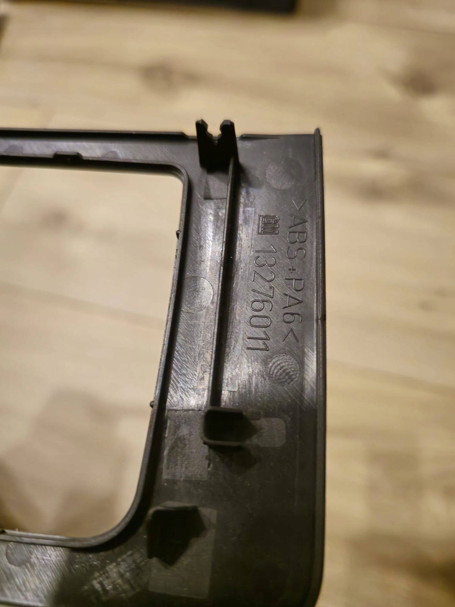 OPEL INSIGNIA A OSŁONA RAMKA 13276011 Producent części Opel OE