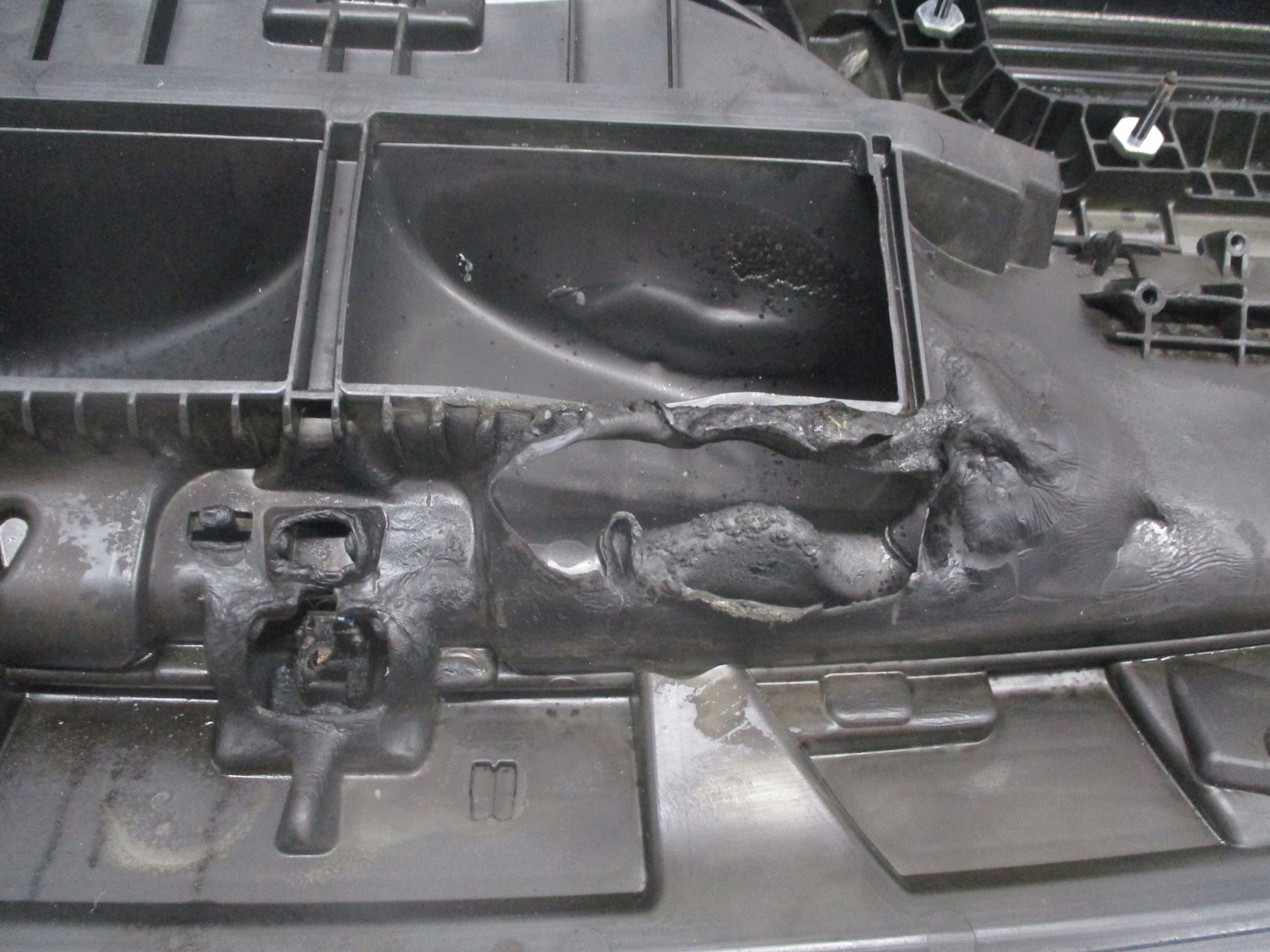 dashboard VOLVO V40 damaged