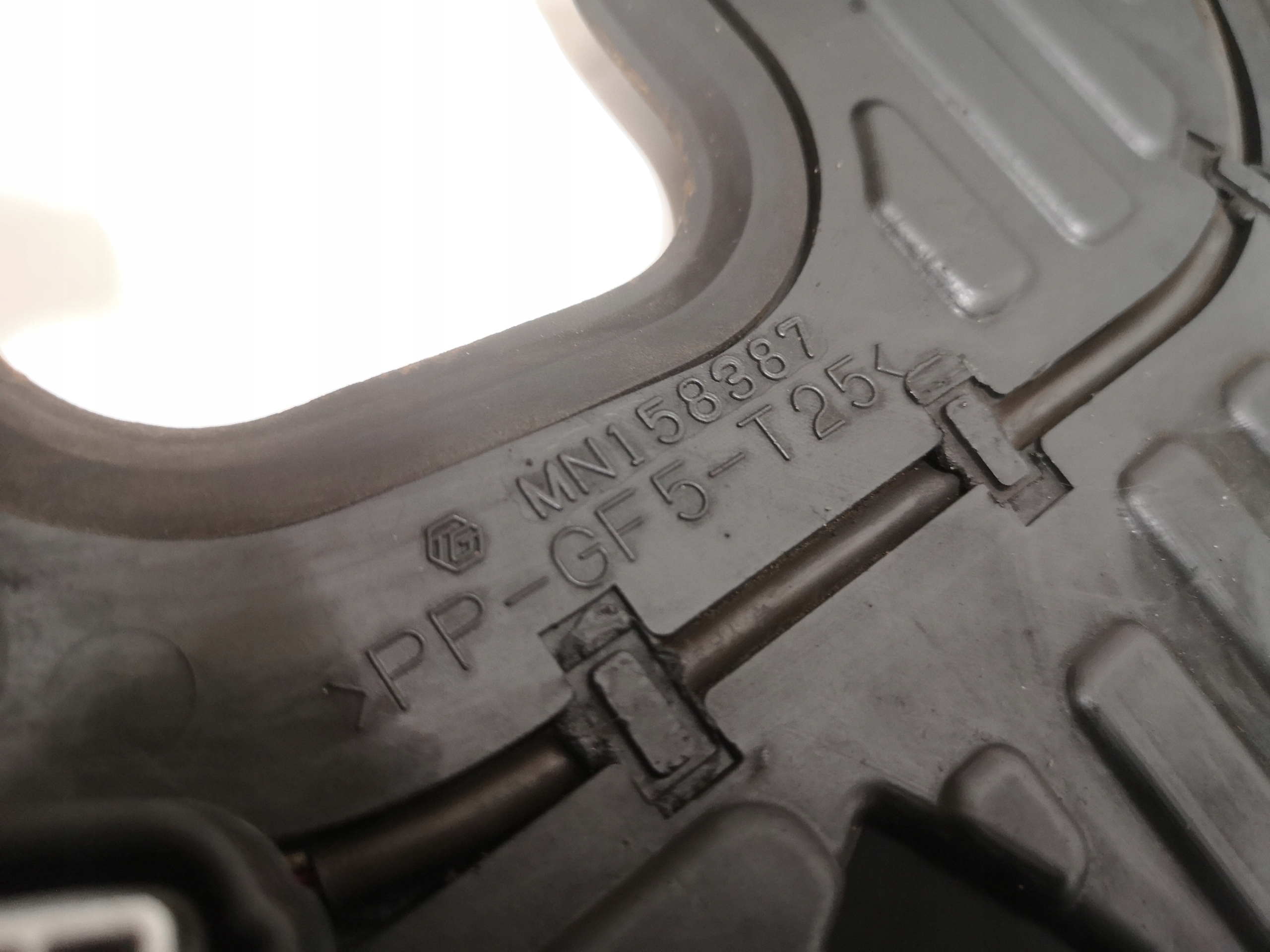 GRANDIS OUTLANDER 2 4 OSLONA ROZRZADU MN158387 Producent czesci Mitsubishi OE