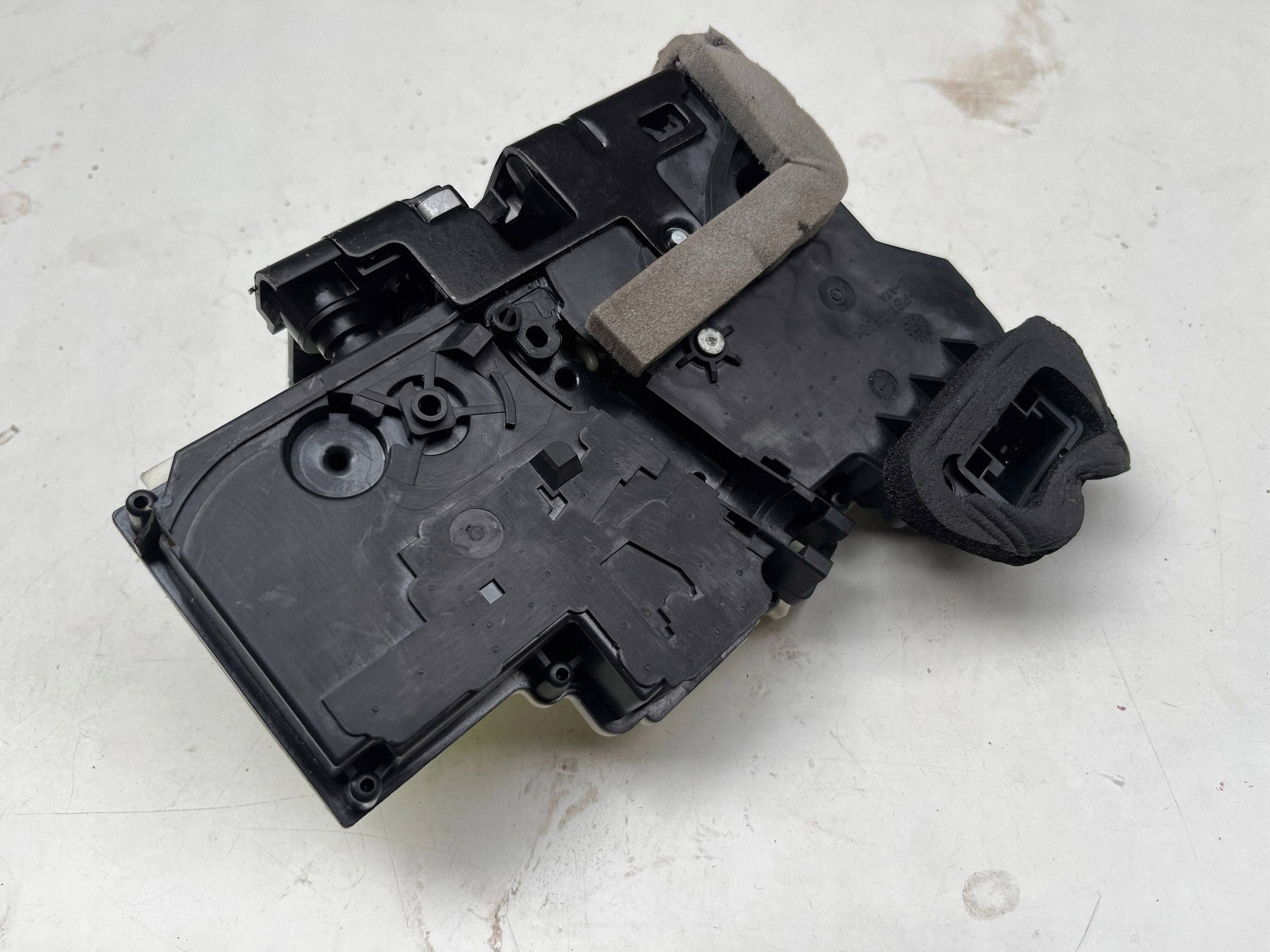 AUDI A8 D5 lock door left rear part 4N0839015B @M