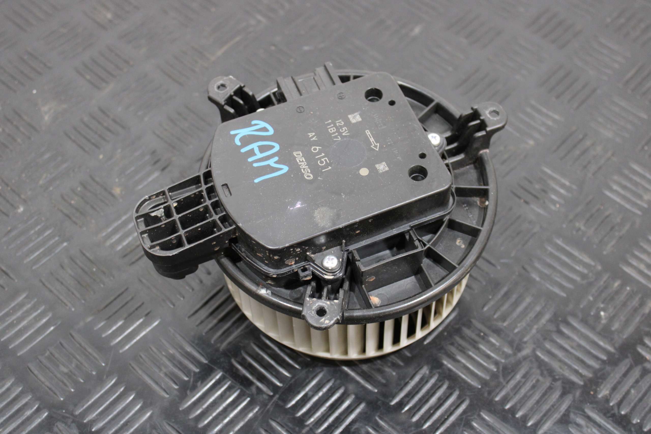 tOPENÍ ventilátor topení DODGE RAM V 5