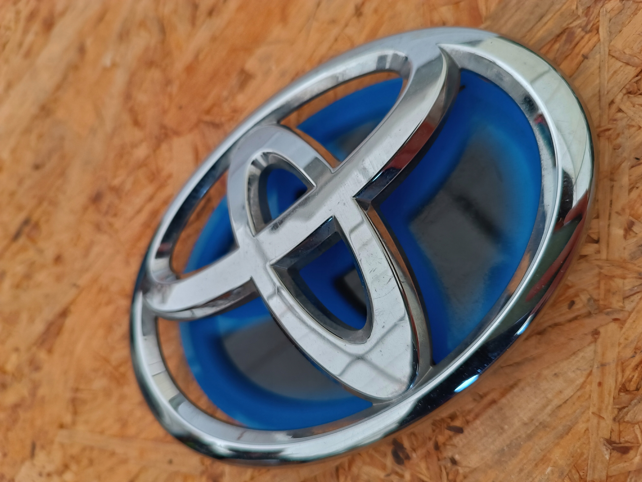 EMBLEMAT ZNACZEK LOGO TYŁ 90975-02172 TOYOTA PRIUS III LIFT Numer katalogowy części 90975-02196 90975-02172