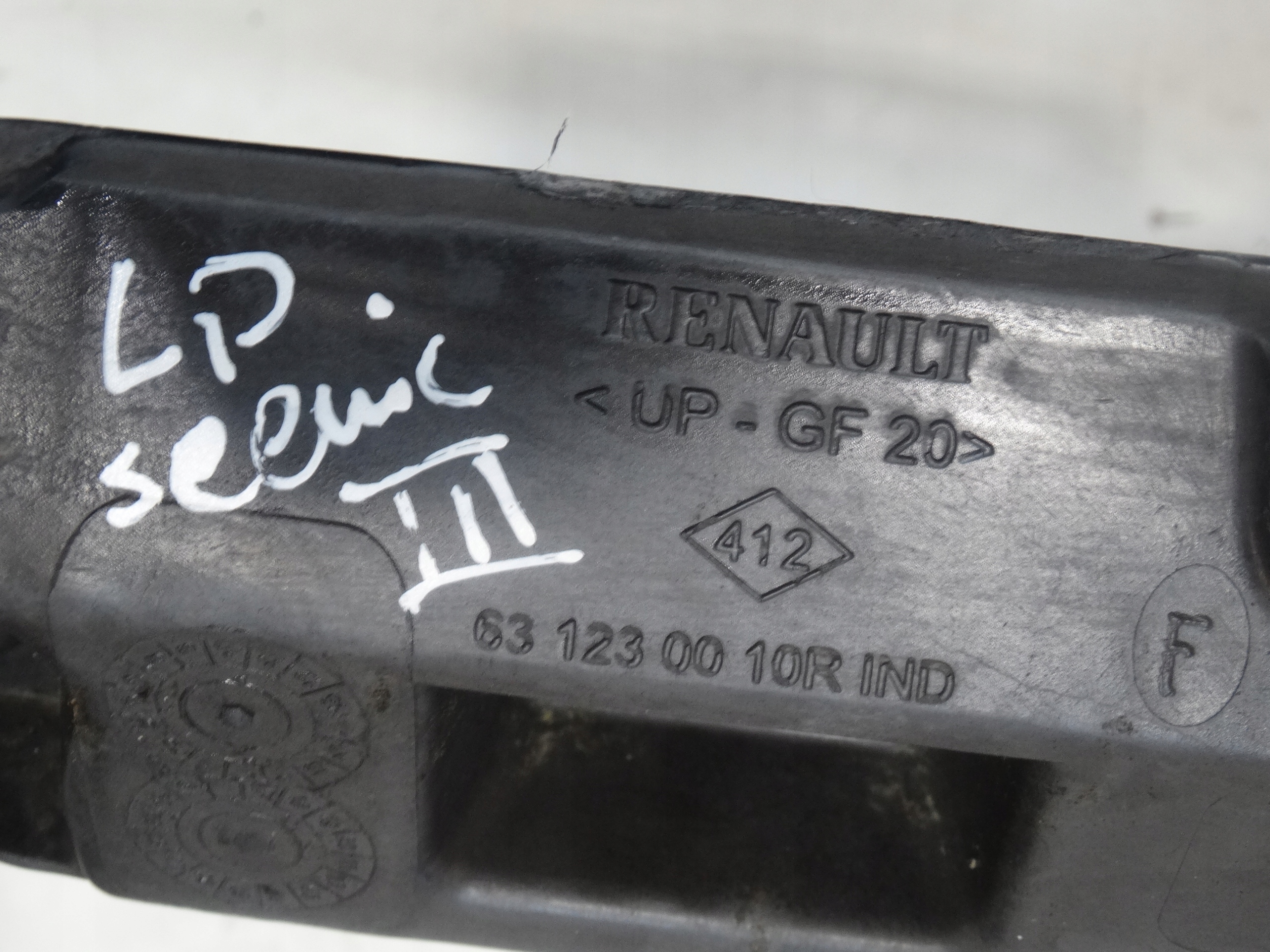 Support Support plaque Gauche Avant Aile RENAULT SCENIC III 631230010R