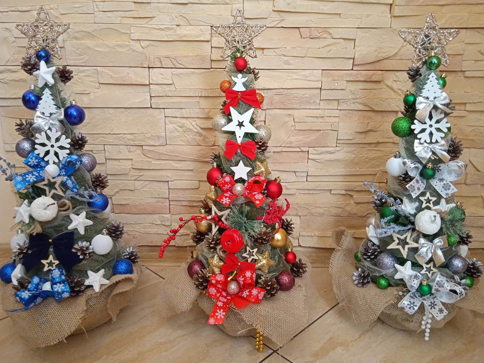 

Mała choinka na pniu z dekoracjami Led Stożek 45CM