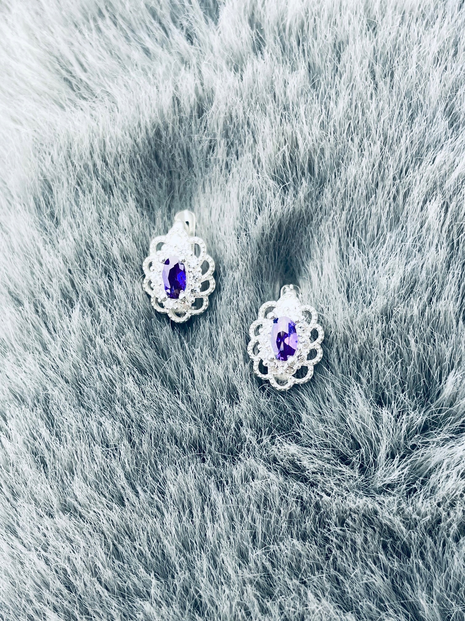 Stříbrné náušnice se zirkonem, fialové, bohatě a složitě zdobené