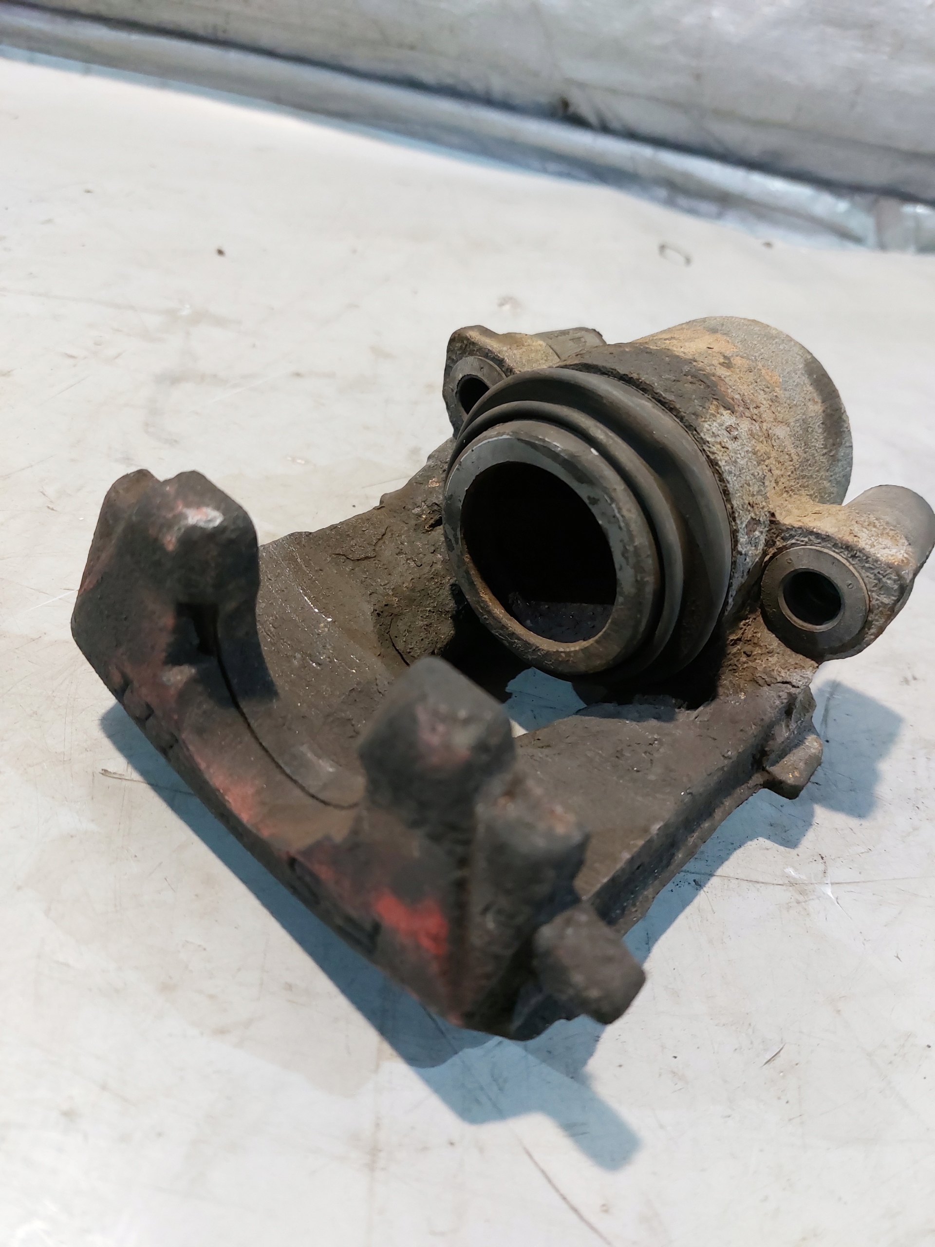 třmen brzdový pravý předek VW BORA 1.9TDI