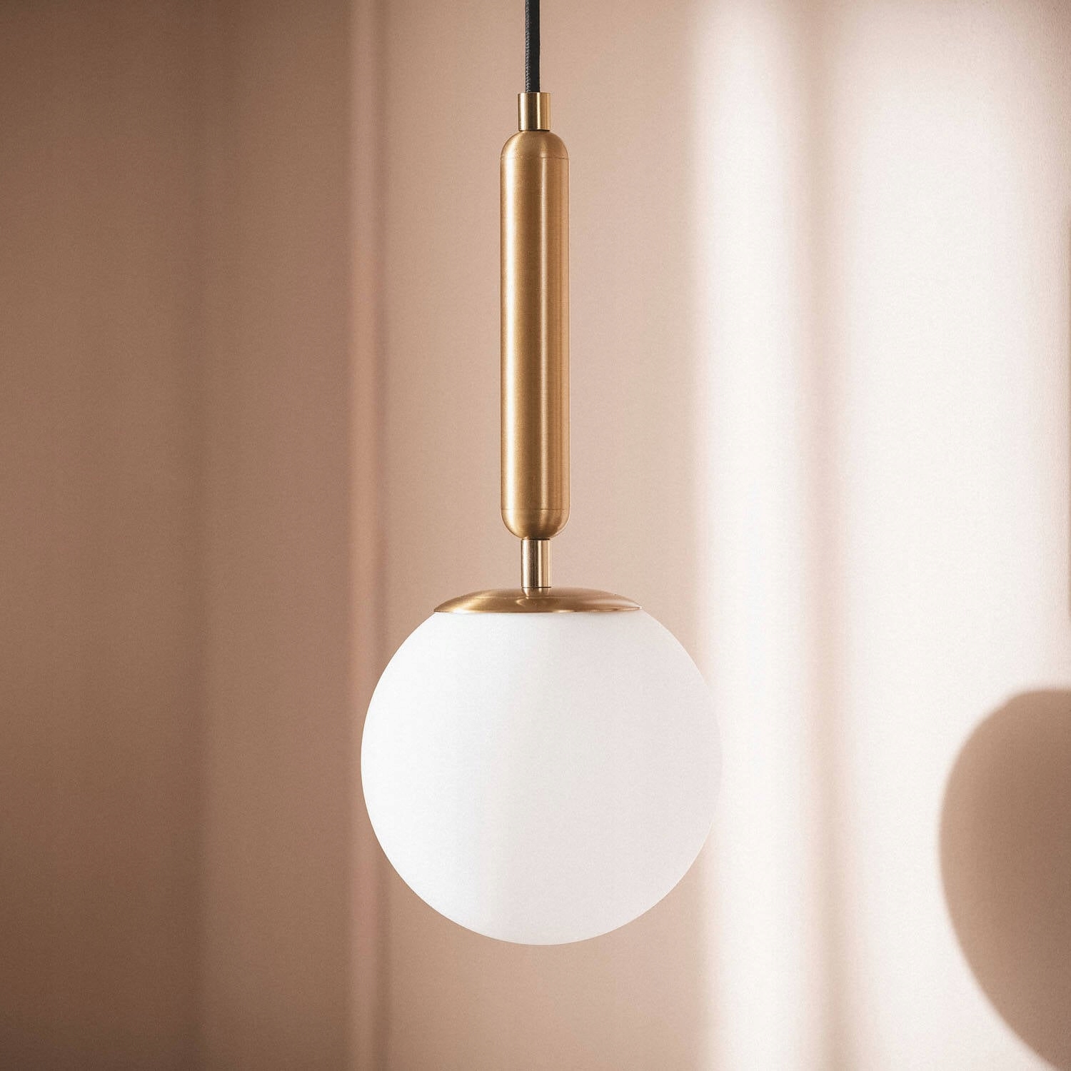 Závěsná lampa z kovu a skla