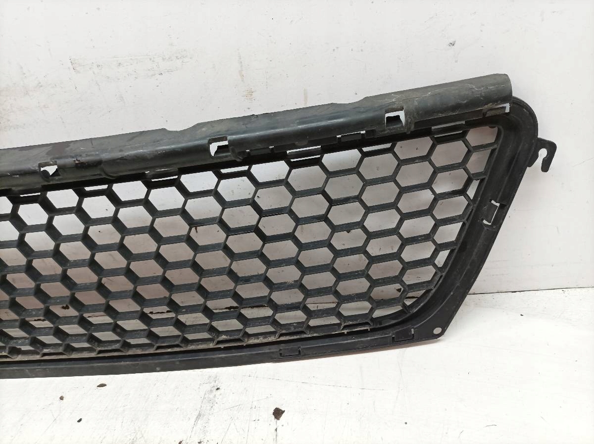 grid of a bumper front central Dacia Sandero and (2008-2012)