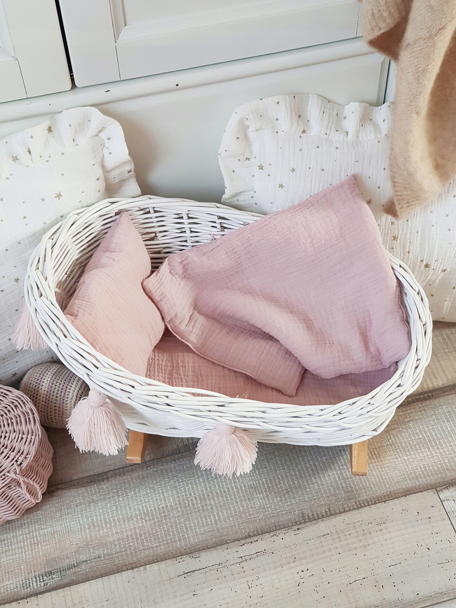 KOŁYSKA WIKLINOWA ŁÓŻECZKO DLA LALEK BIAŁY POŚCIEL Seria KOŁYSKA WIKLINOWA