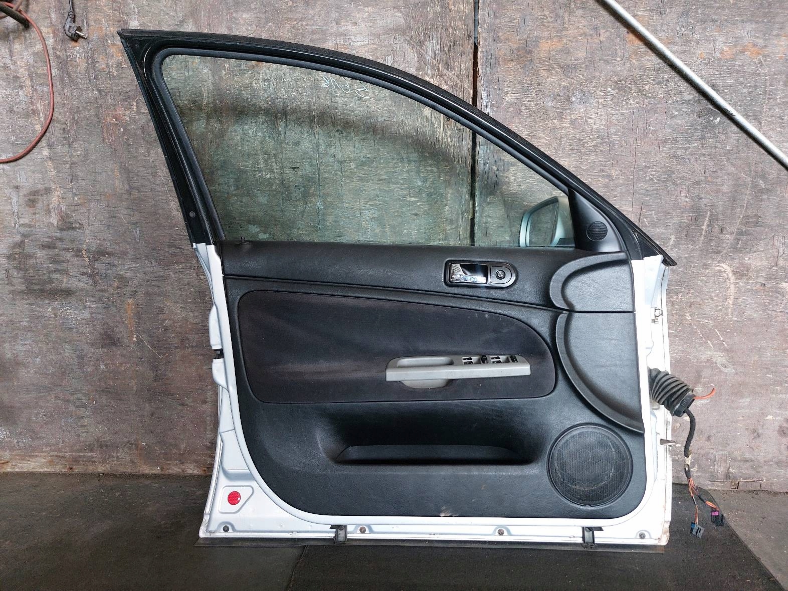 DRZWI KOMPLETNE LEWY PRZÓD VW PASSAT B5 LB7Z Jakość części (zgodnie z GVO) O - oryginał z logo producenta pojazdu (OE)