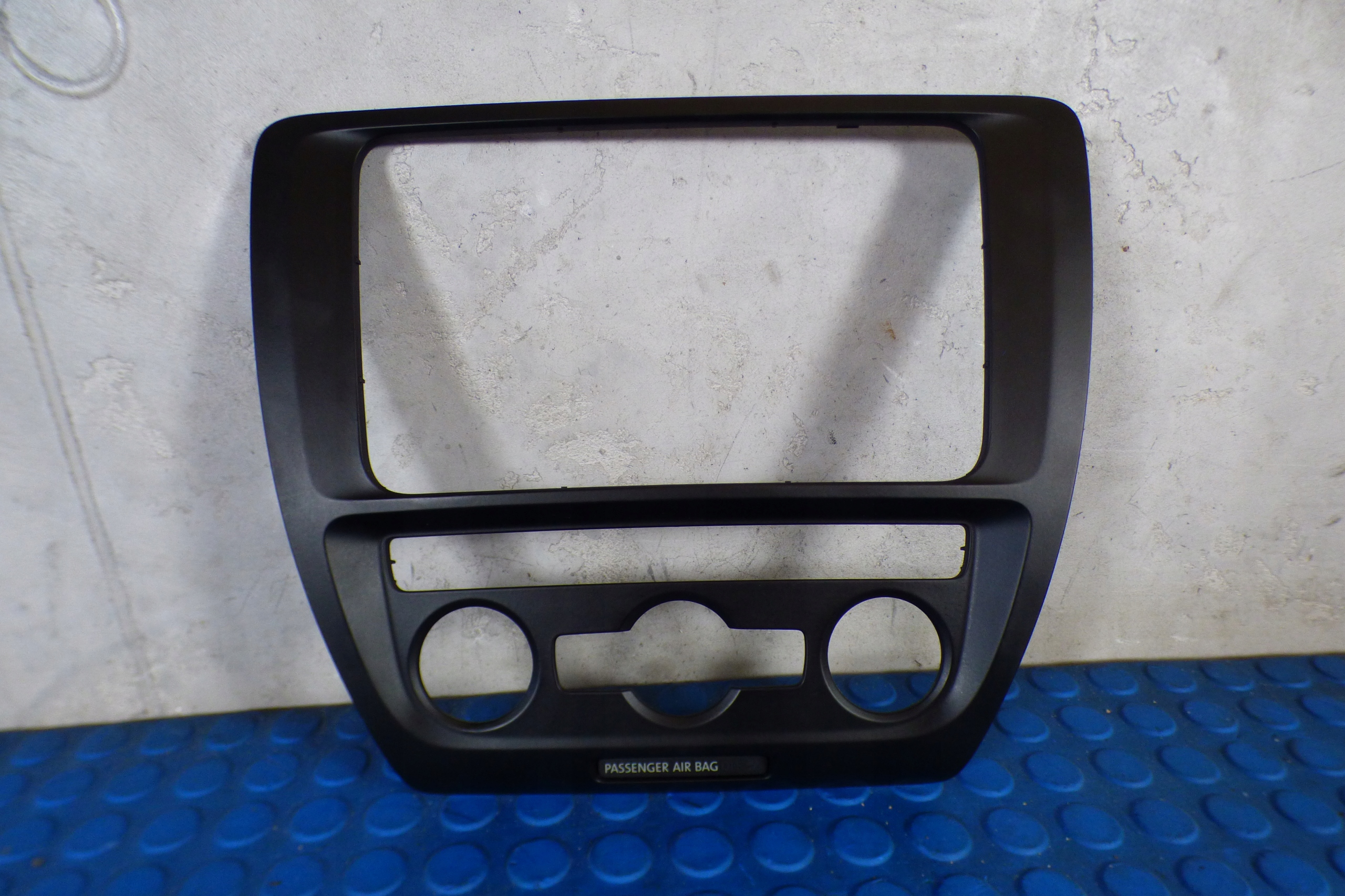 frame radia 5C6858071B stbdb europa VOLKSWAGEN JETTA 6 VI
