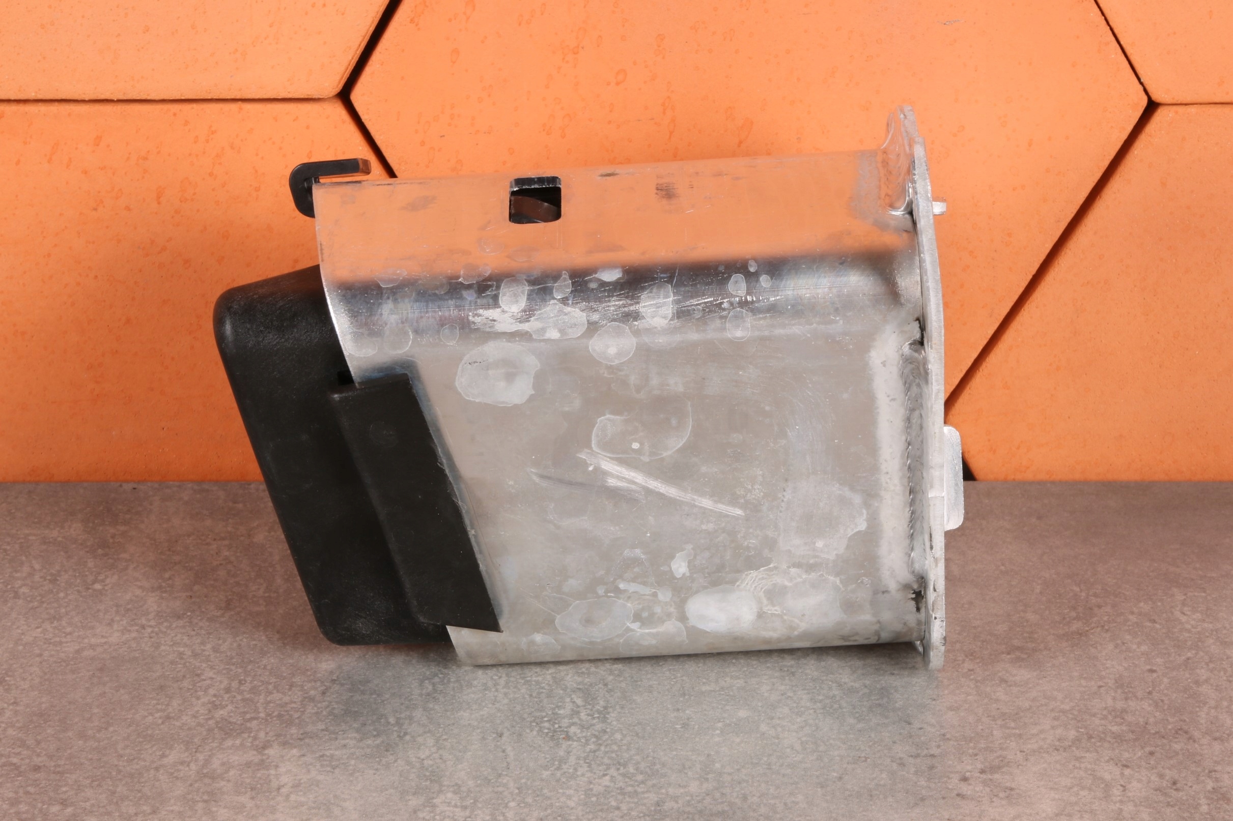 BMW iX I20 XE2 ADAPTOR console front right 8737040 6447 km !!!