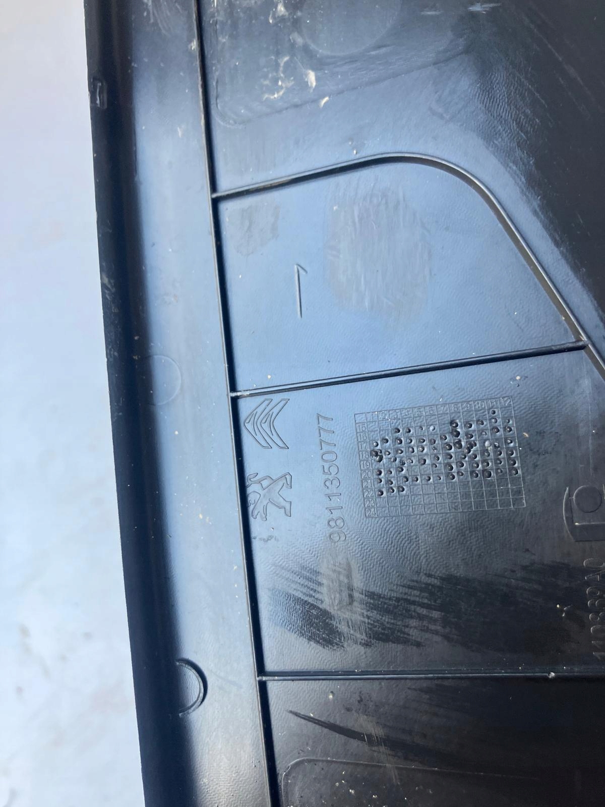 PODNOZEK STOPKA PEUGEOT 3008 II 9811350777