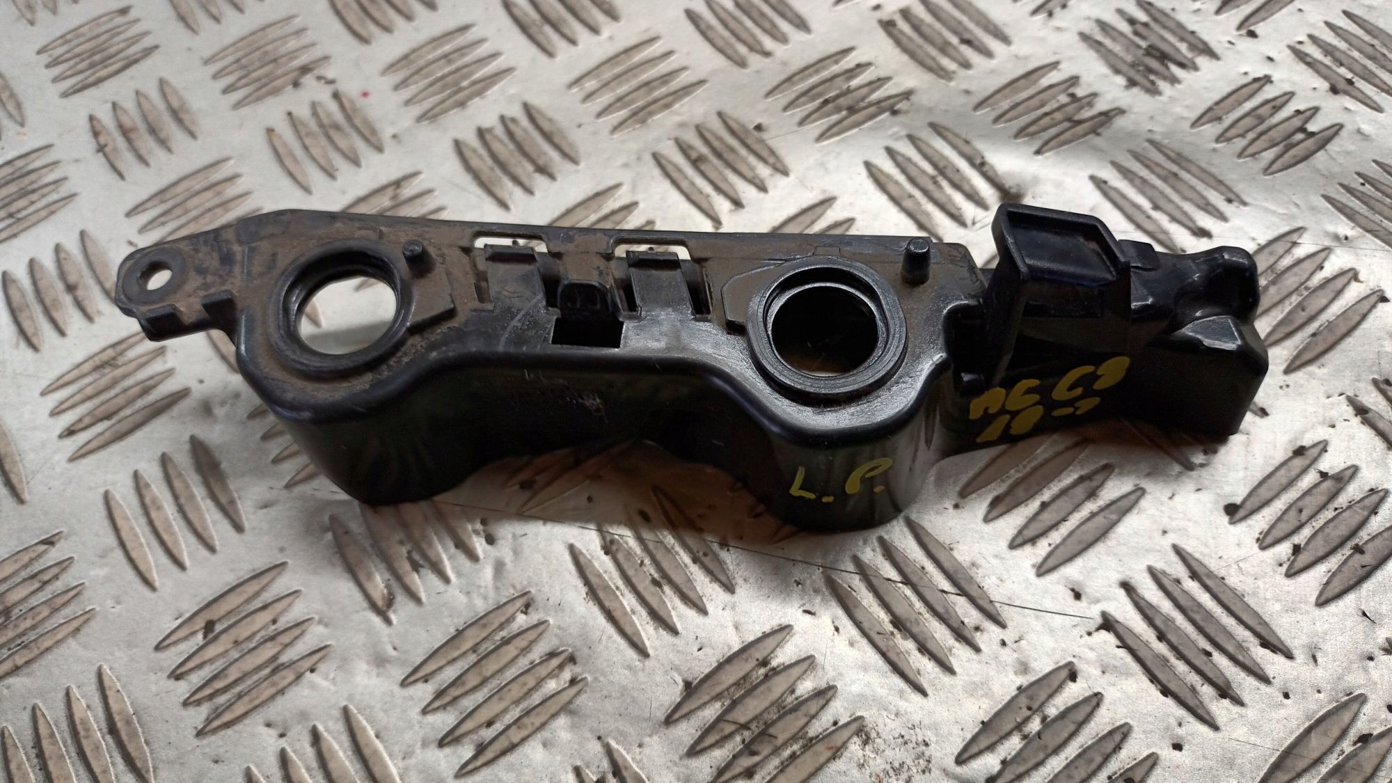 left bumper bracket of the front AUDI A6 2018->
