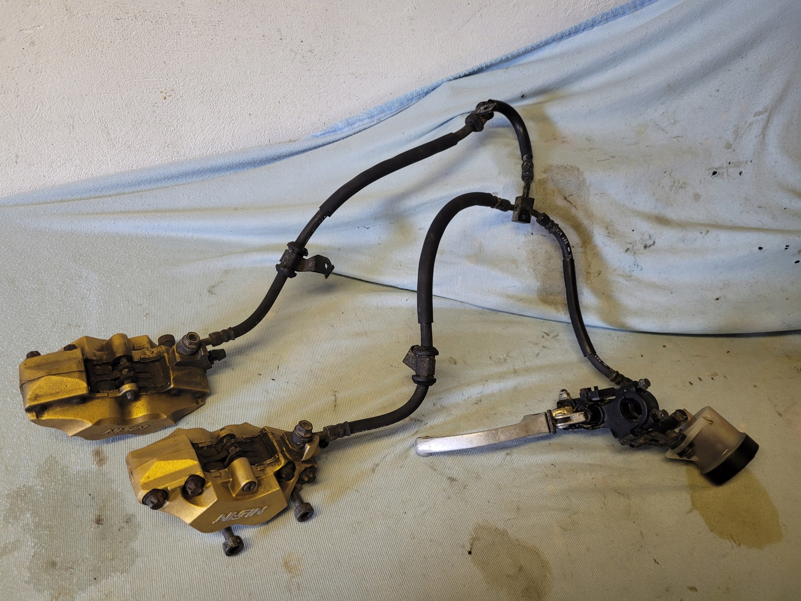 HONDA VTR 1000 FIRESTORM komplet zacisków przód