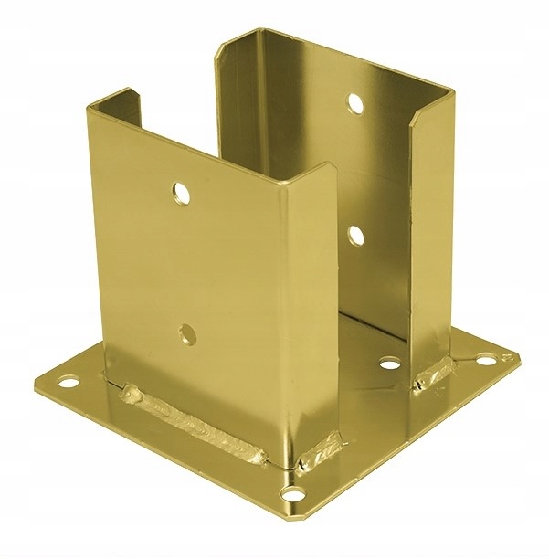 Základna sloupku přišroubovaná k betonu 121x150x2,5 mm zlatá
