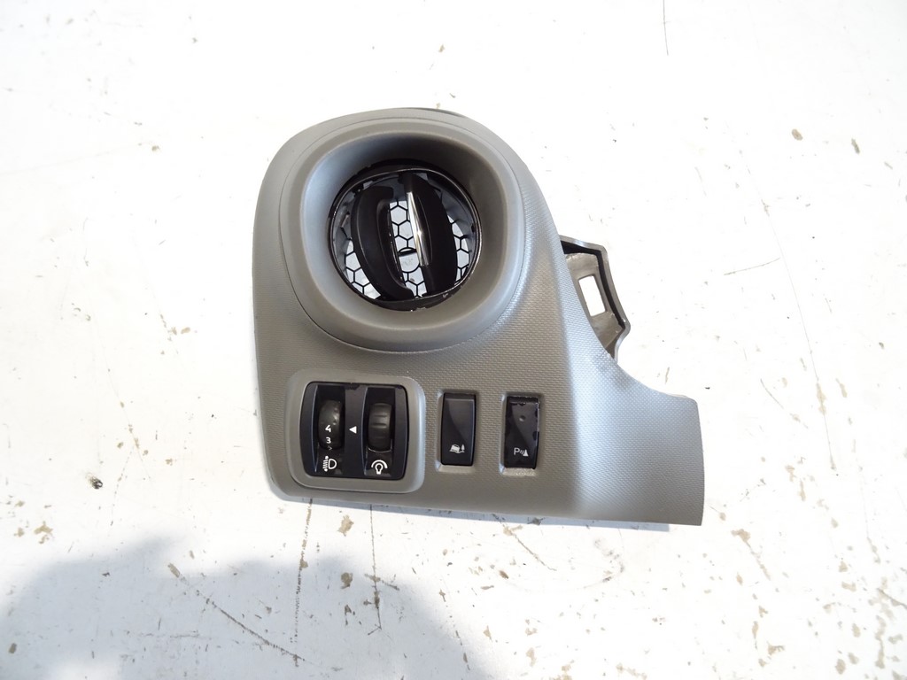 683112651R - RENAULT TRAFIC ВЕНТИЛЯЦИОННАЯ РЕШЕТКА ЛЕВАЯ ПАНЕЛЬ