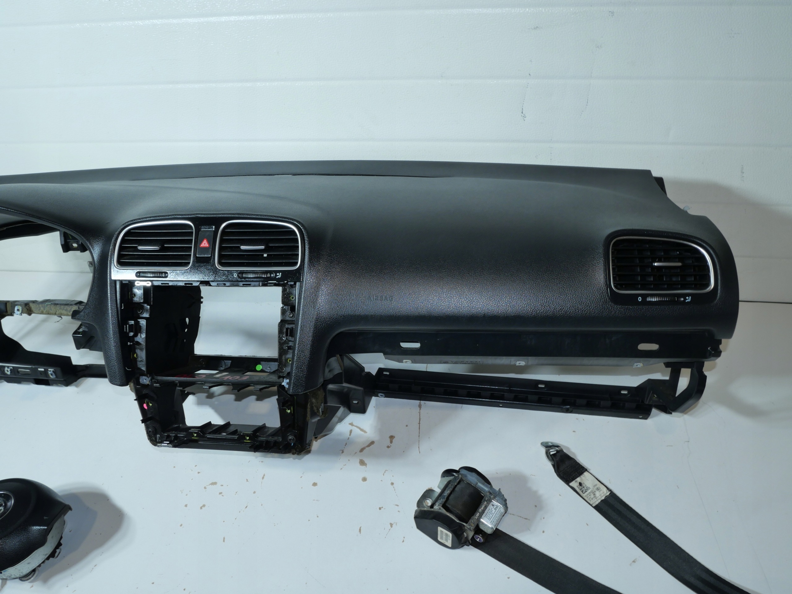 dashboard instrument panel console cockpit VW GOLF VI 5K1858295E running board