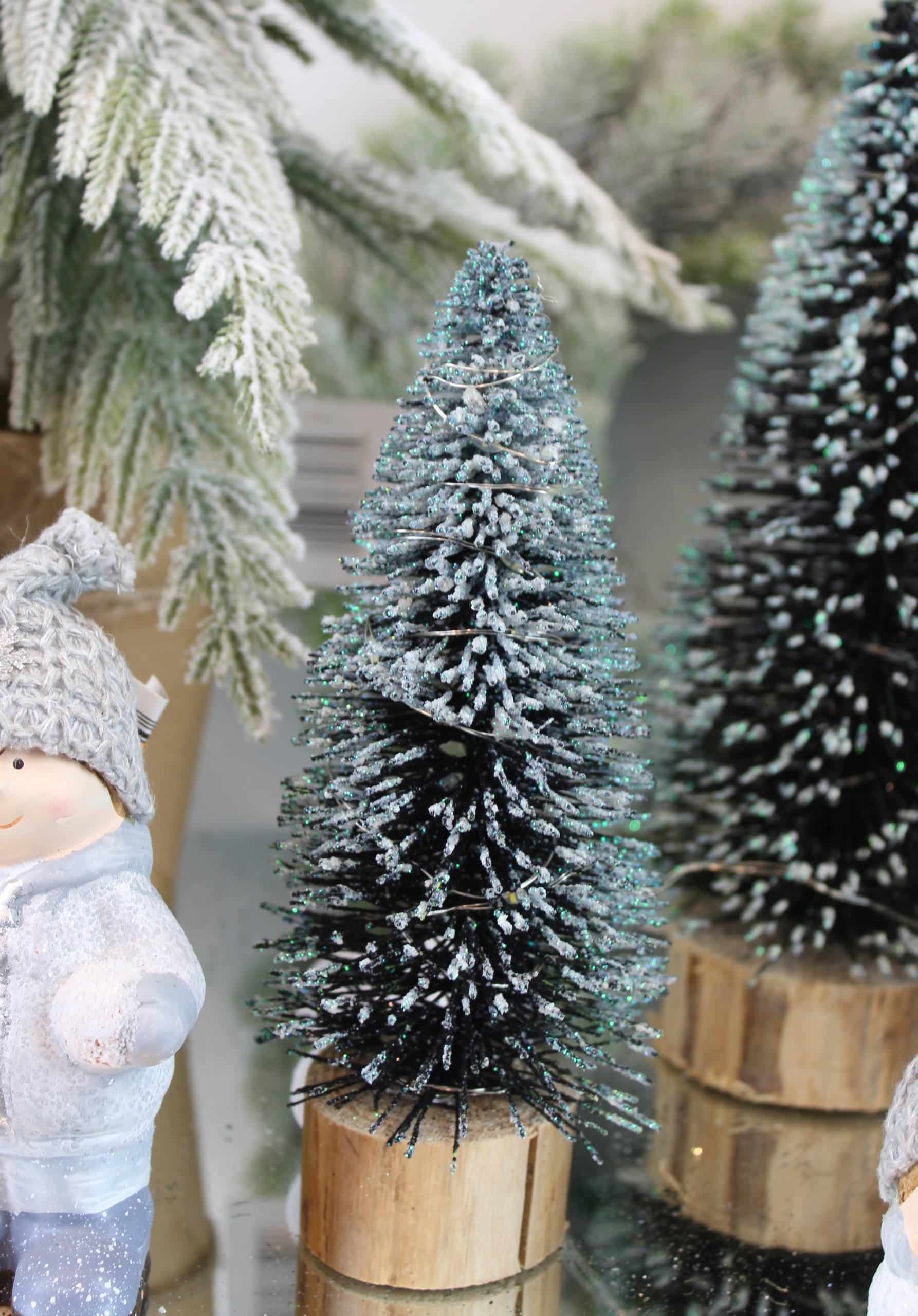 Mini choinka na pieńku z oświetleniem LED 20 cm Marka DEcodomi