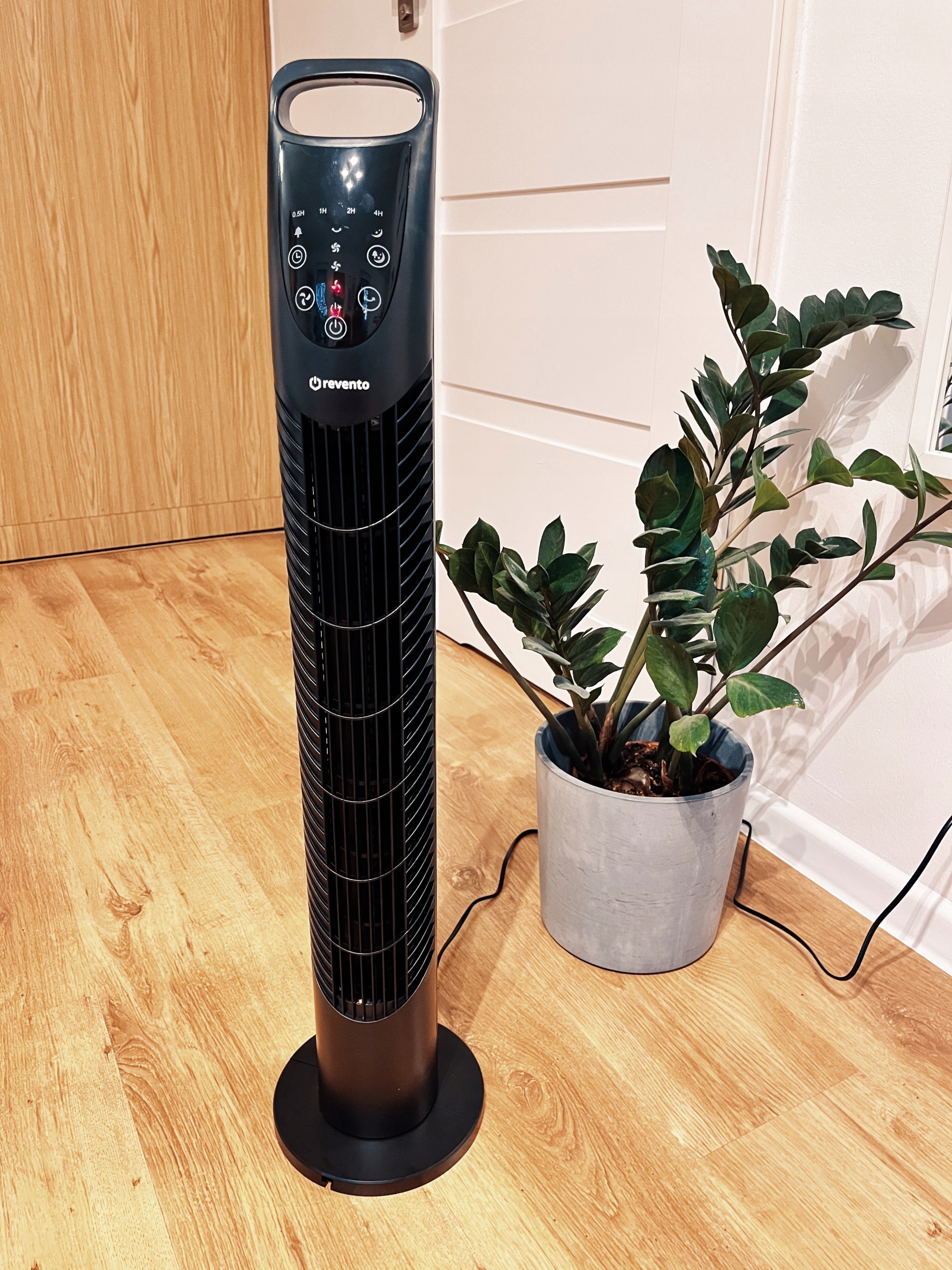 WENTYLATOR WIATRAK KOLUMNOWY STOJĄCY LED + PILOT Szerokość całkowita 24 cm