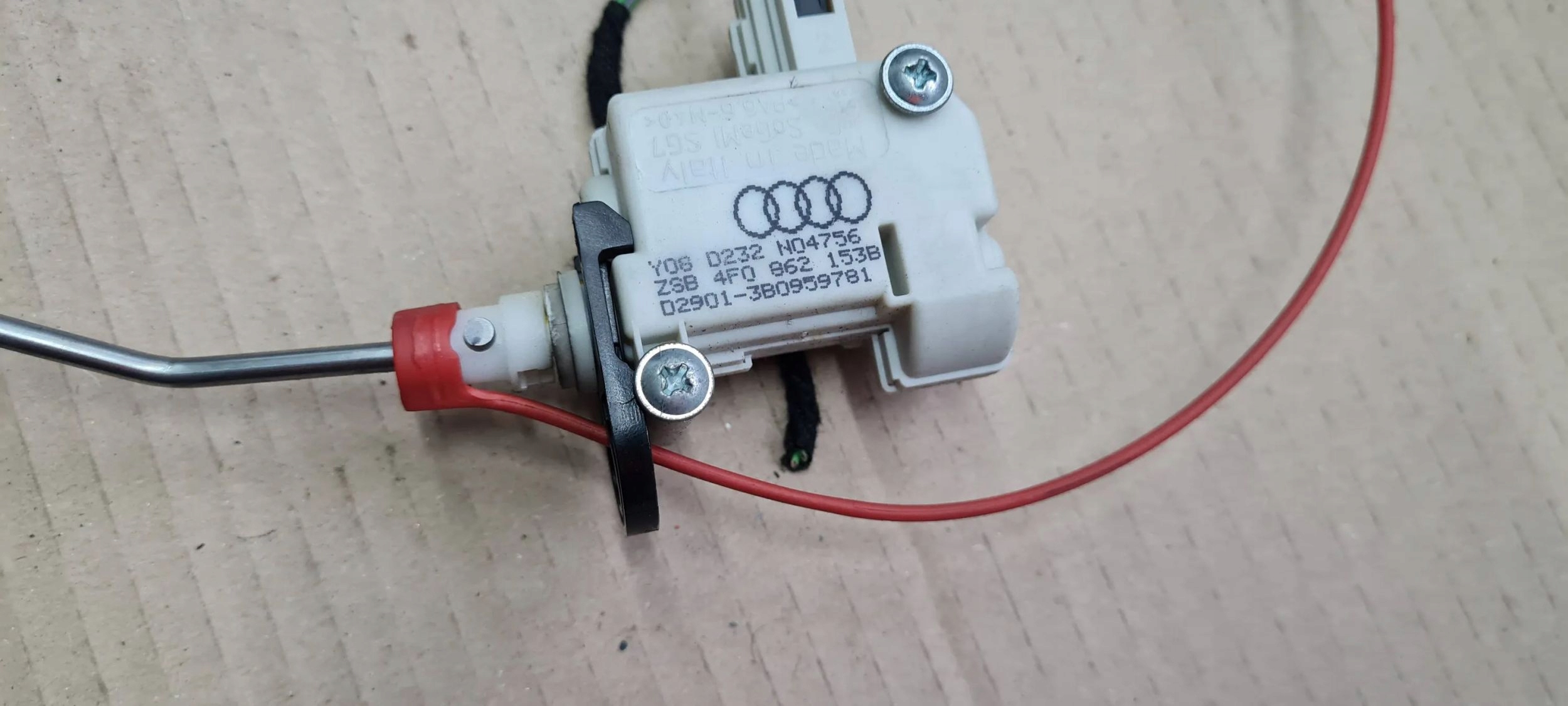 A6 C6 LIFT amortizer vratašca rezervoara goriva 4F0862153B