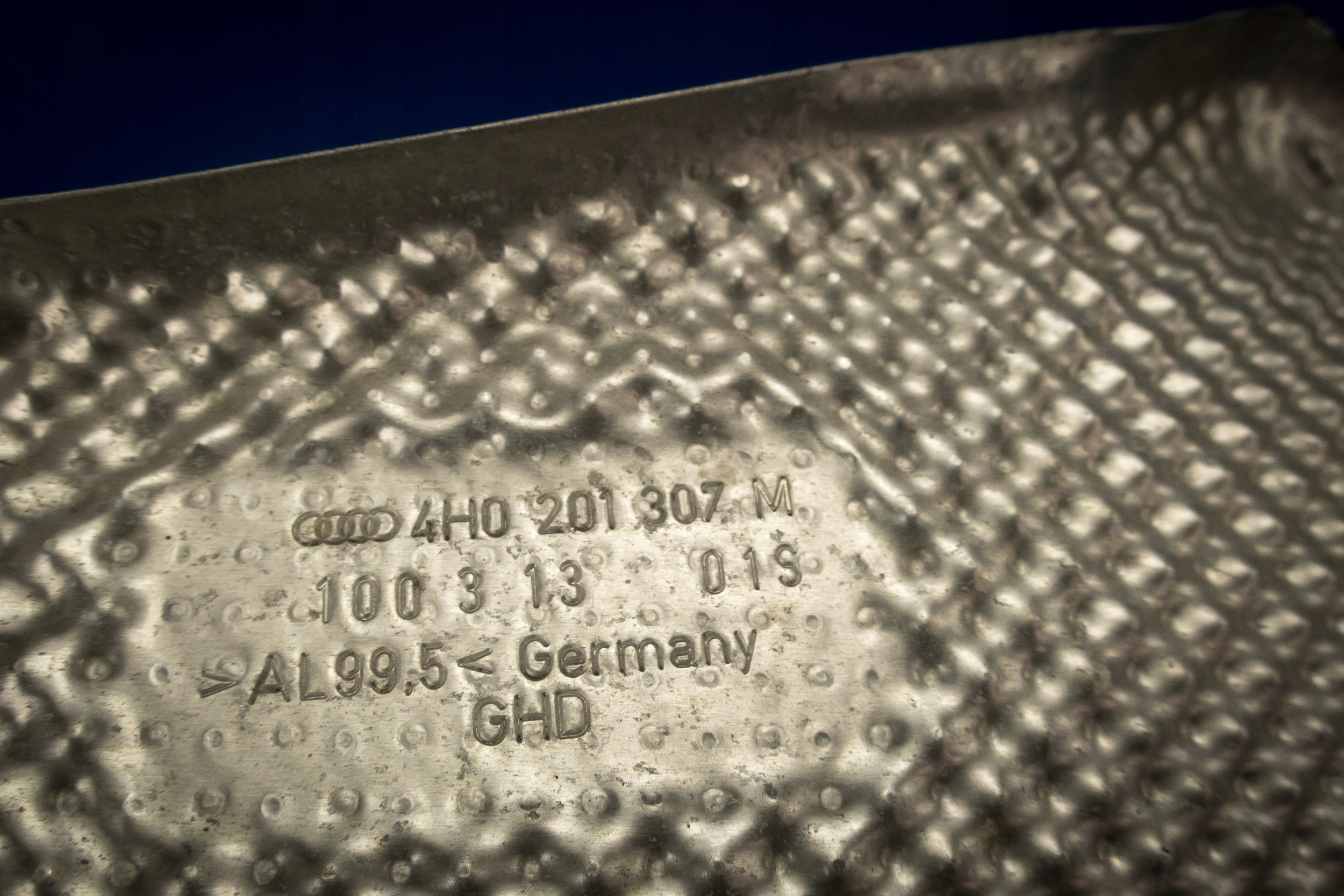Blende Abdeckung termiczna Behälter des Kraftstoffsbehälters A8 4H 4H0201307M