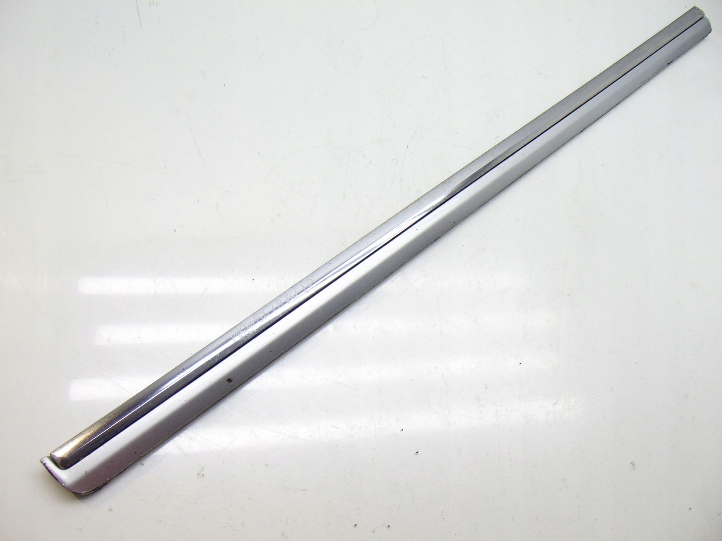 LA7W - Молдинг двери левый передний VW PASSAT B7 3AA854939A