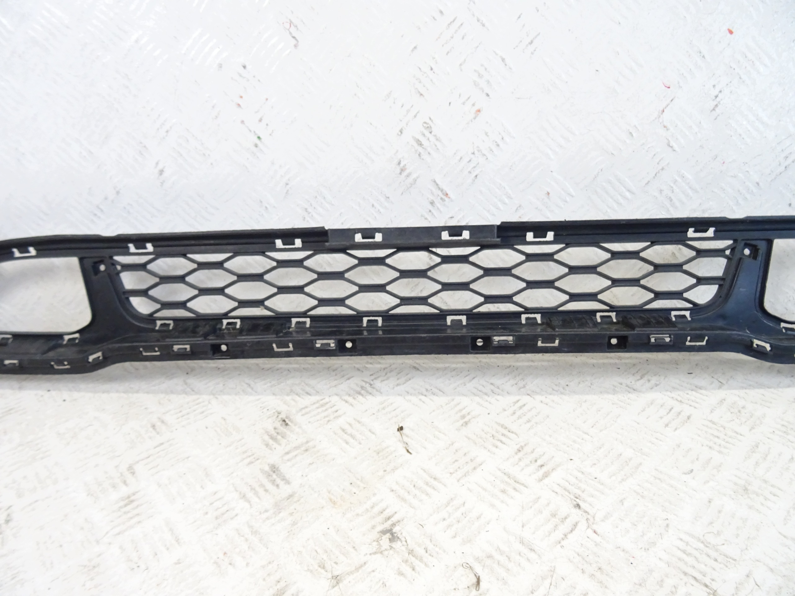 grid of a bumper front front HYUNDAI KONA and 86561-J9010