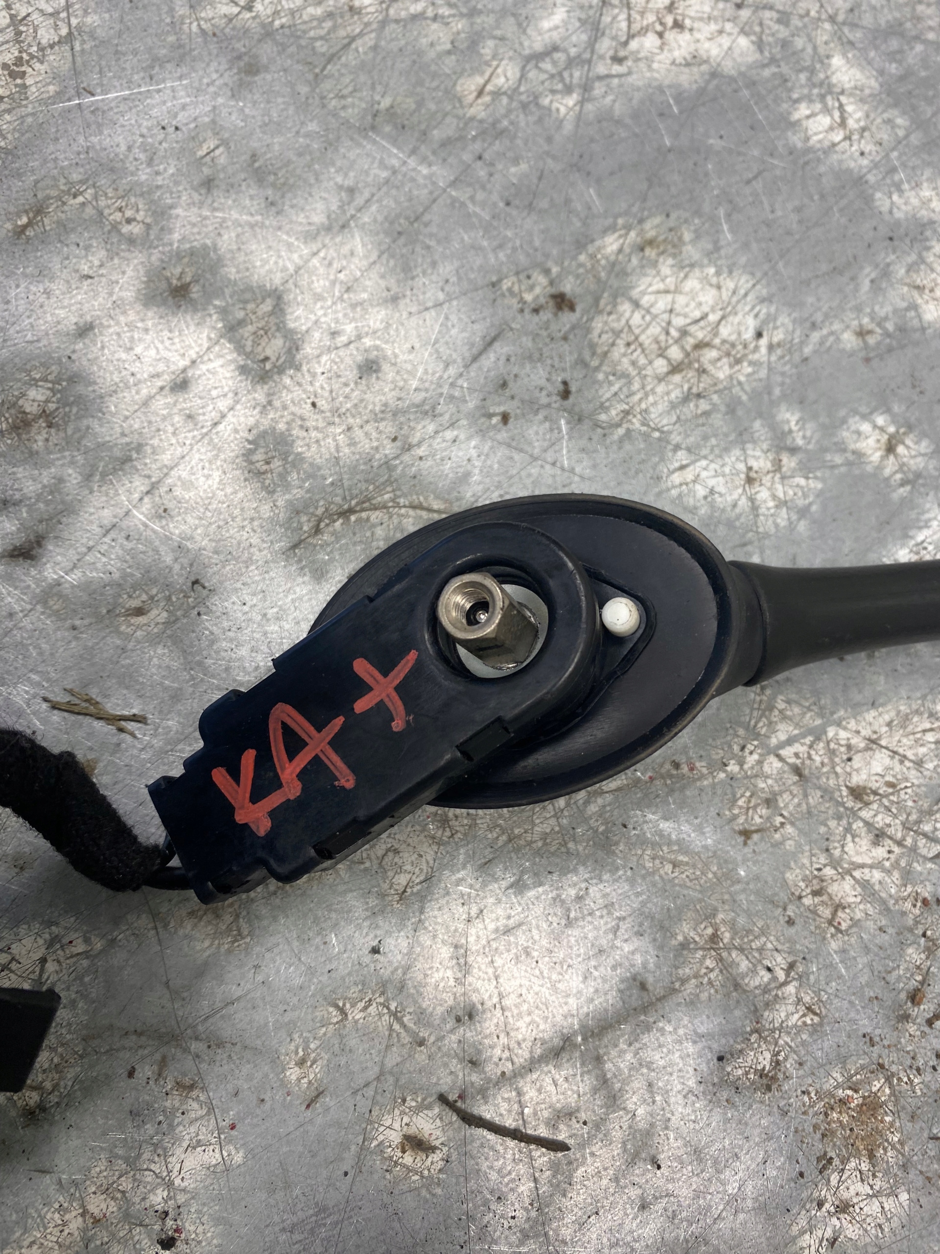 FORD KA + PLUS 1.2 ANTENA dach