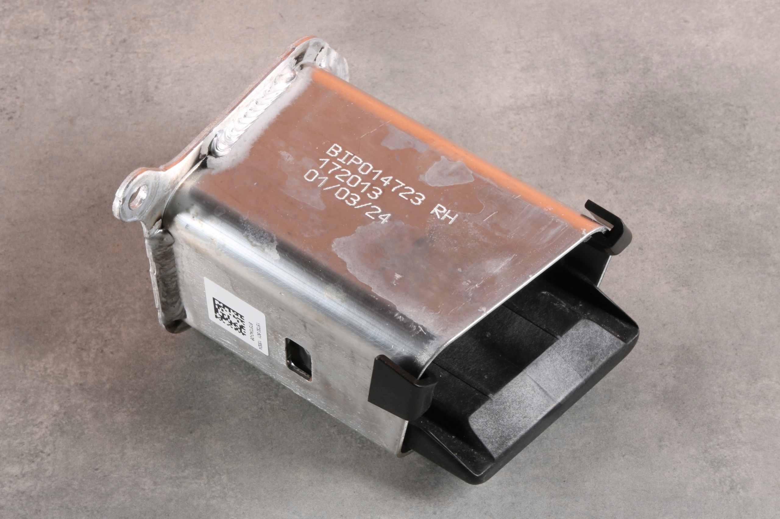 BMW iX I20 XE2 ADAPTOR console front right 8737040 6447 km !!!