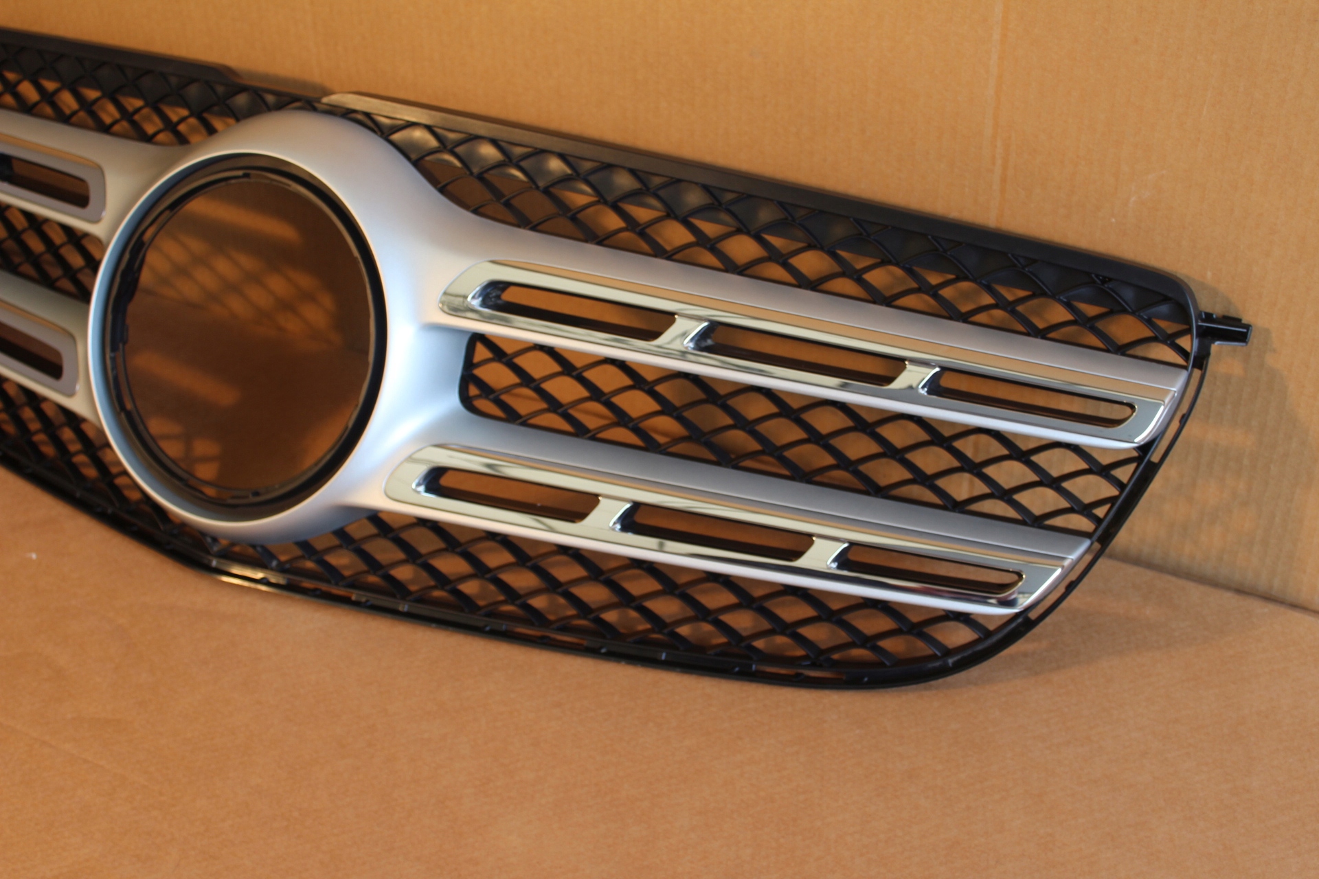 Atrapa Grill Mercedes GLS 166 W166 OE A1668880460 BEZ KAMERY Jakość części (zgodnie z GVO) O - oryginał z logo producenta pojazdu (OE)