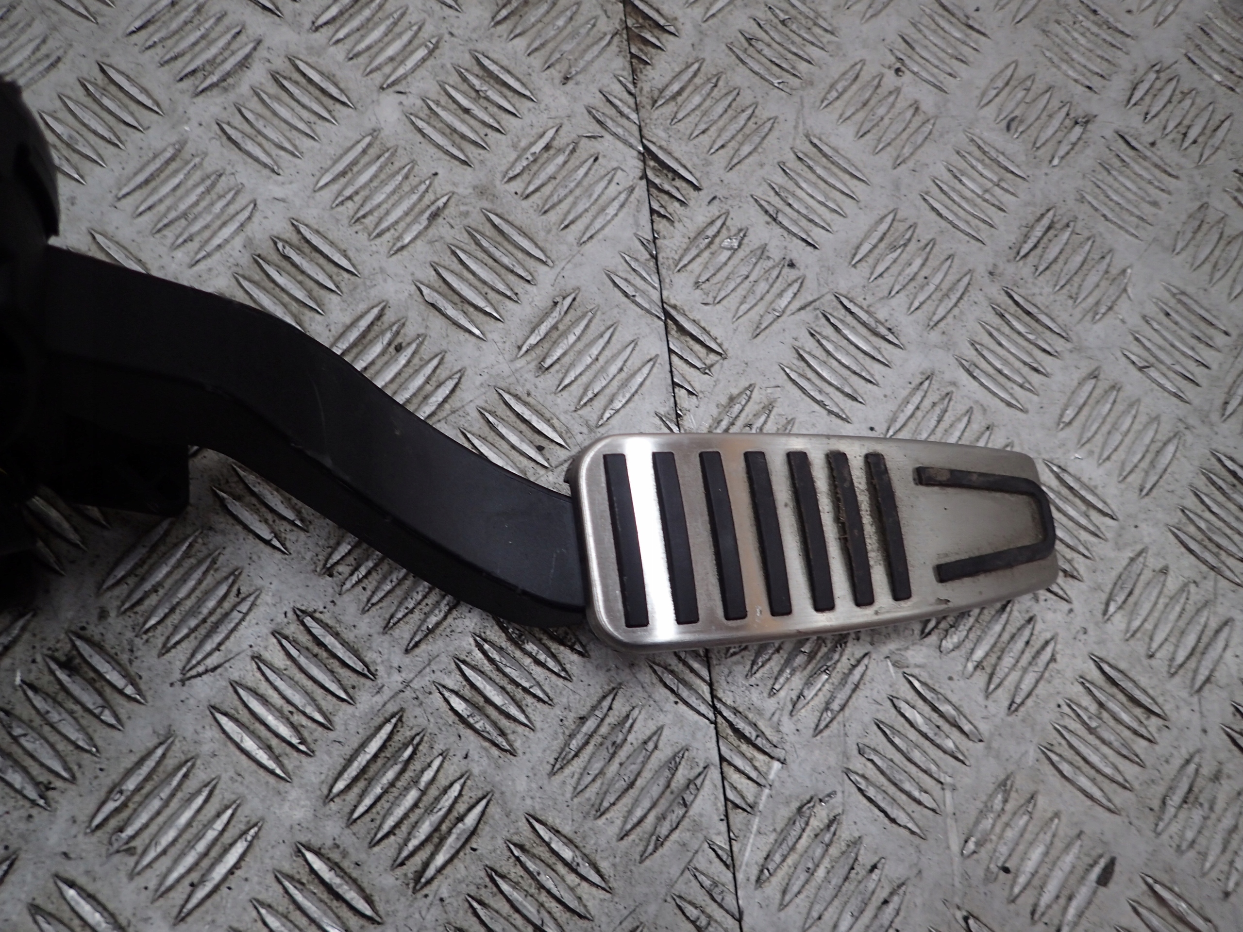 MASERATI LEVANTE PEDAŁ GAZU STELAŻ NAKŁADKA Producent części Maserati OE