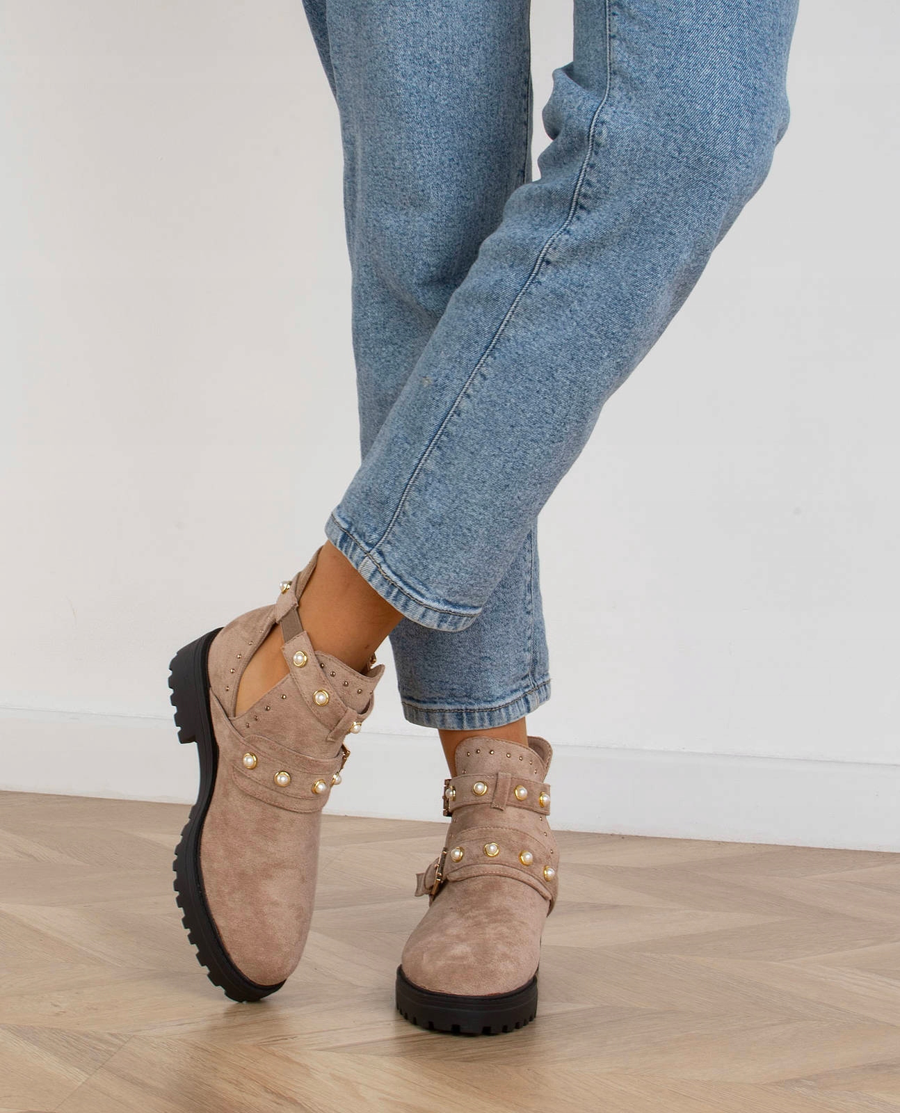 BOTKI SZTYBLETY BEŻOWE WYCIĘCIA 41 Wzór dominujący bez wzoru