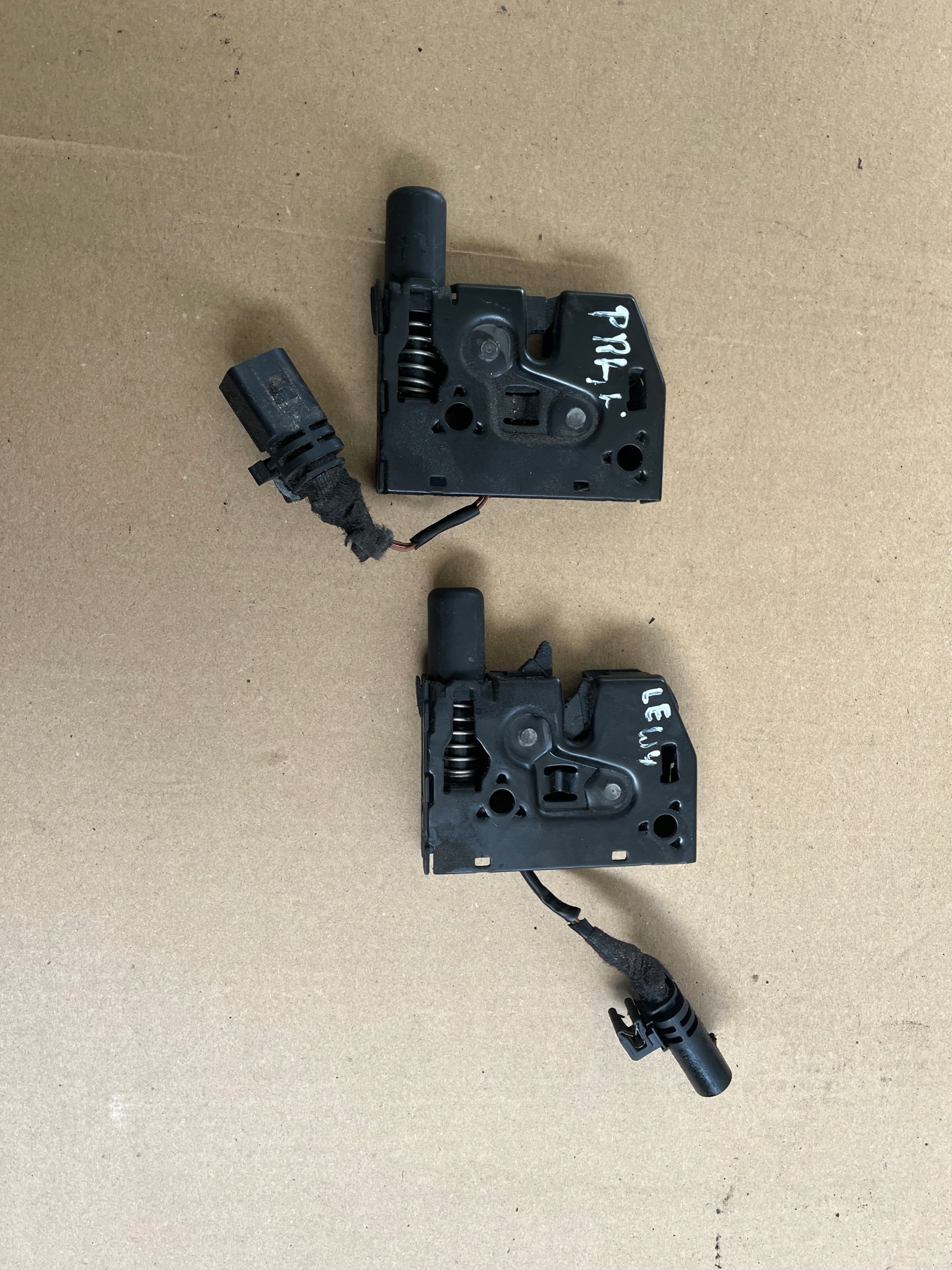 AUDI A3 8V ZAMKI MASKI PRAWY LEWY ORYGINAŁ 8V0823509