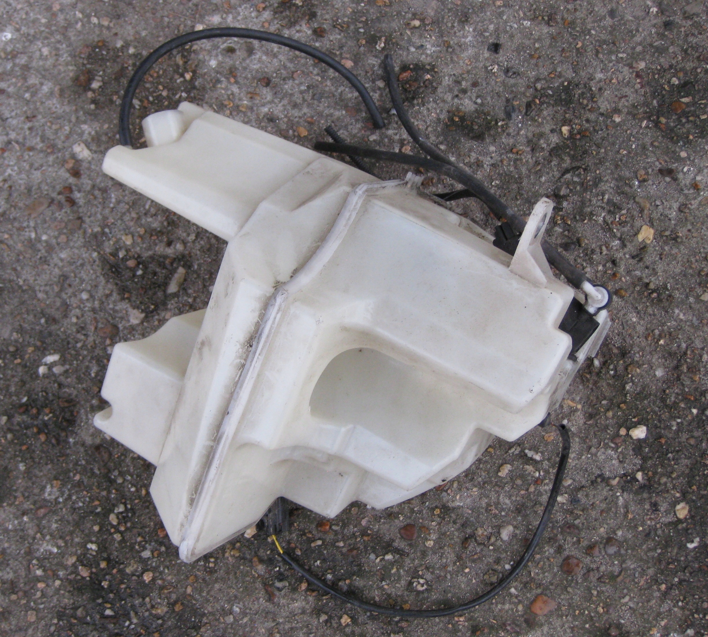 VOLVO XC 90 and washer fluid tank 8659490