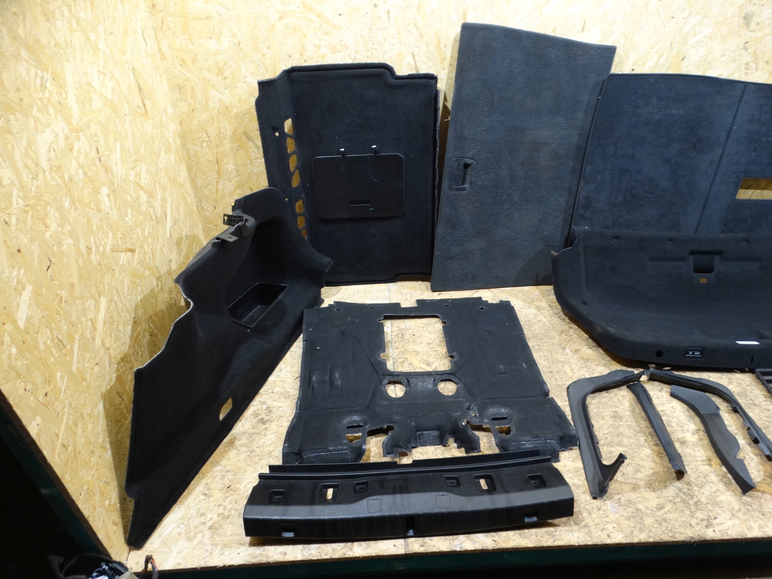 IDEALNE inner boot upholstery KPL. BMW G11 1