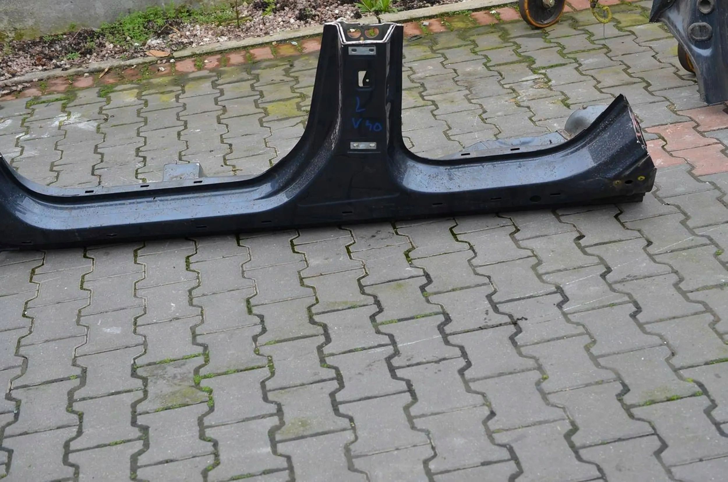 Volvo V40 2017 left side threshold pillar