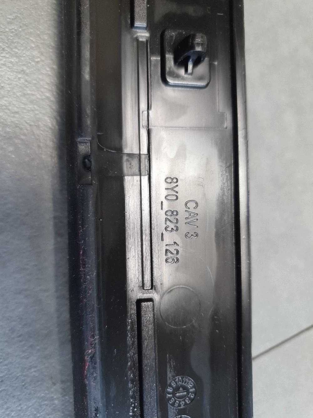 Audi A3 8Y HB Joint du capot 8Y0823126