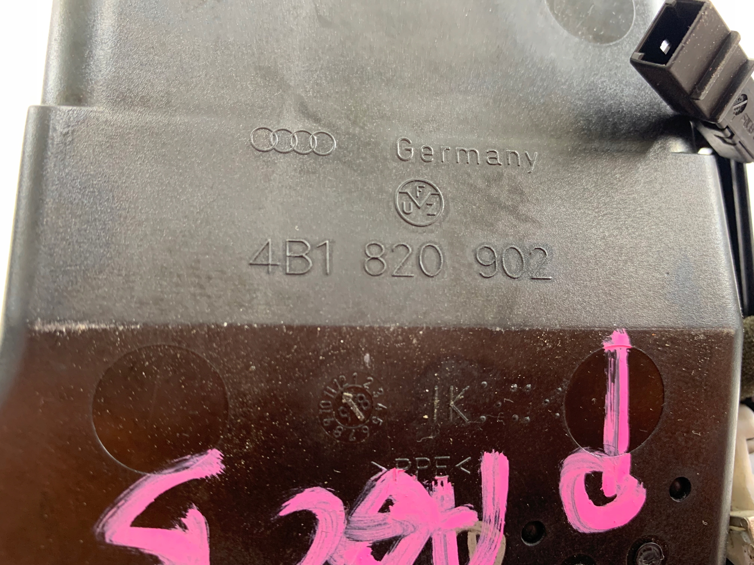 AUDI A6 C5 mřížka klími pravá 4B1820902