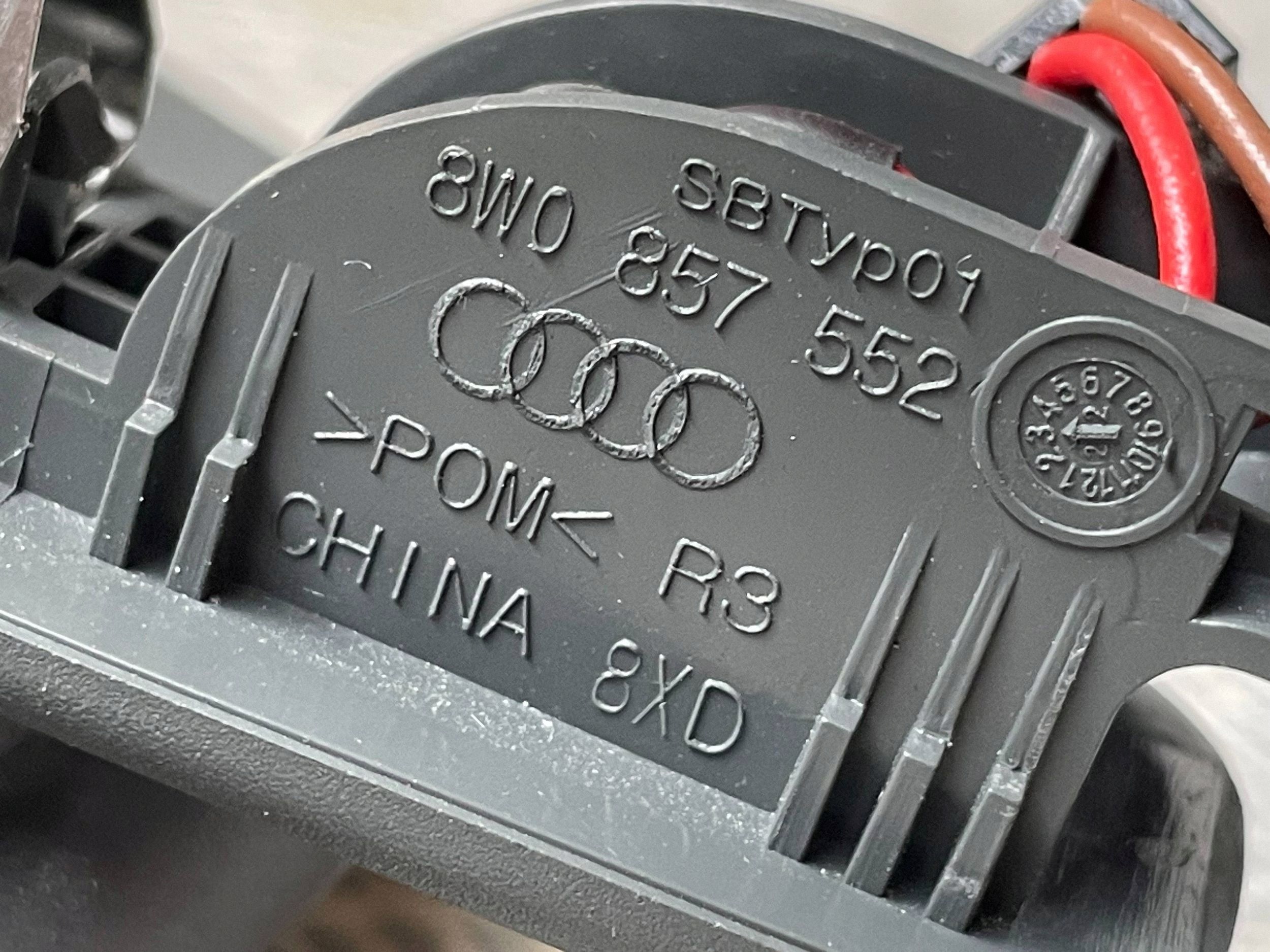 AUDI A4 B9 LIFT kryt slnečná clona pravý 8W0857552 !J