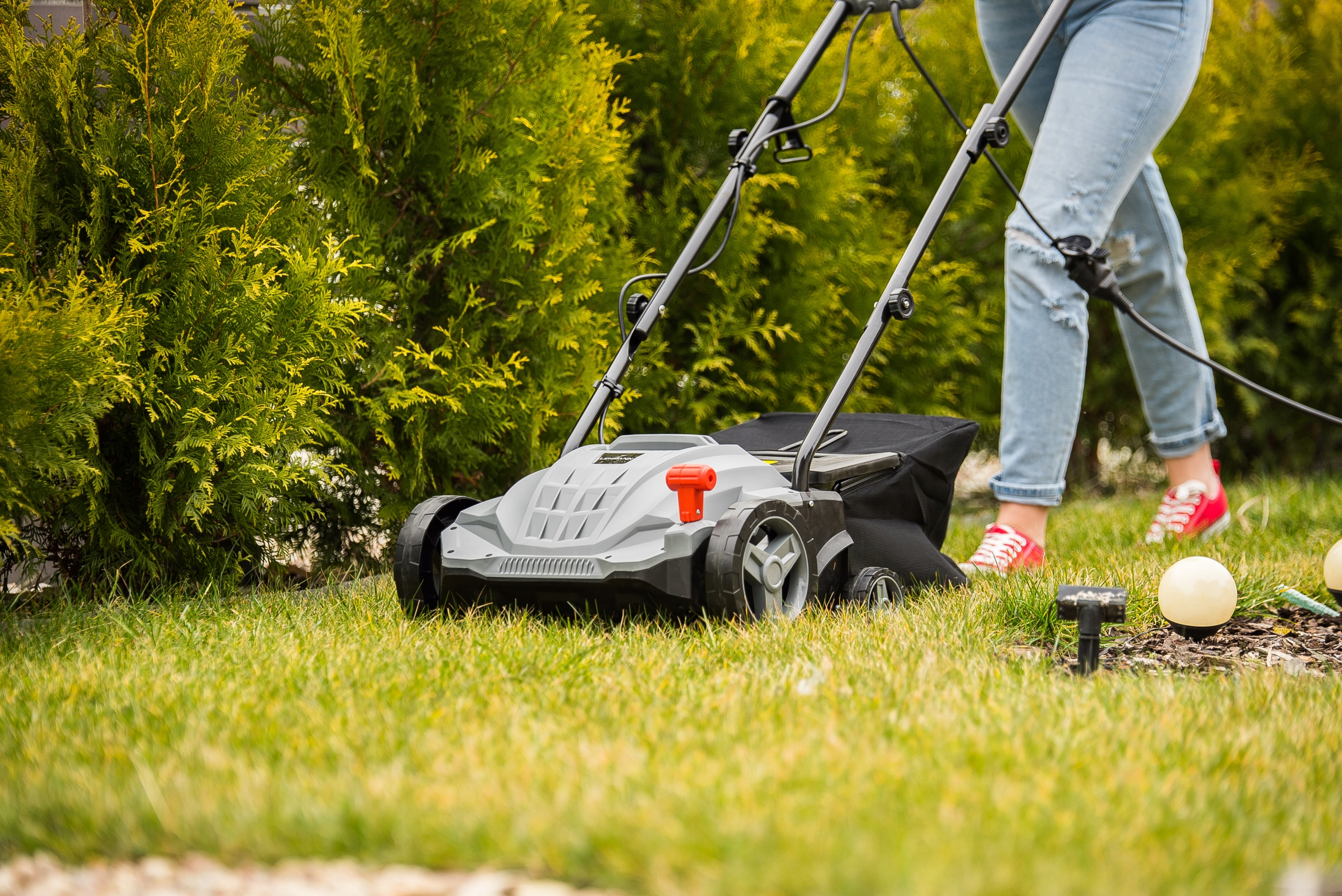 AERATOR WERTYKULATOR ELEKTRYCZNY KANWOD DO TRAWY REGULACJA Z KOSZEM 2500W Głębokość robocza max 12 mm