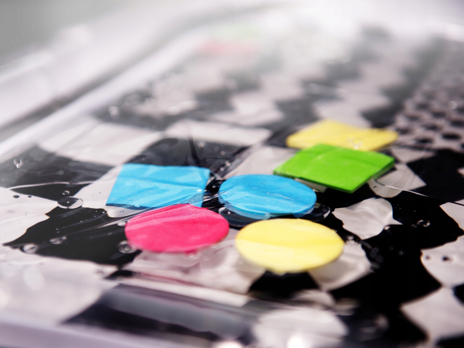 Mata wodna sensoryczna dmuchana dla niemowląt czarno-biała mix wzorów 65x50 Marka ISO