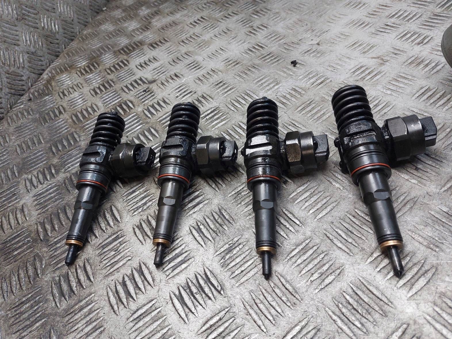 Einspritzdüsen KOMPLET VOLKSWAGEN PASSAT B5 1.9 TDI 038130073F