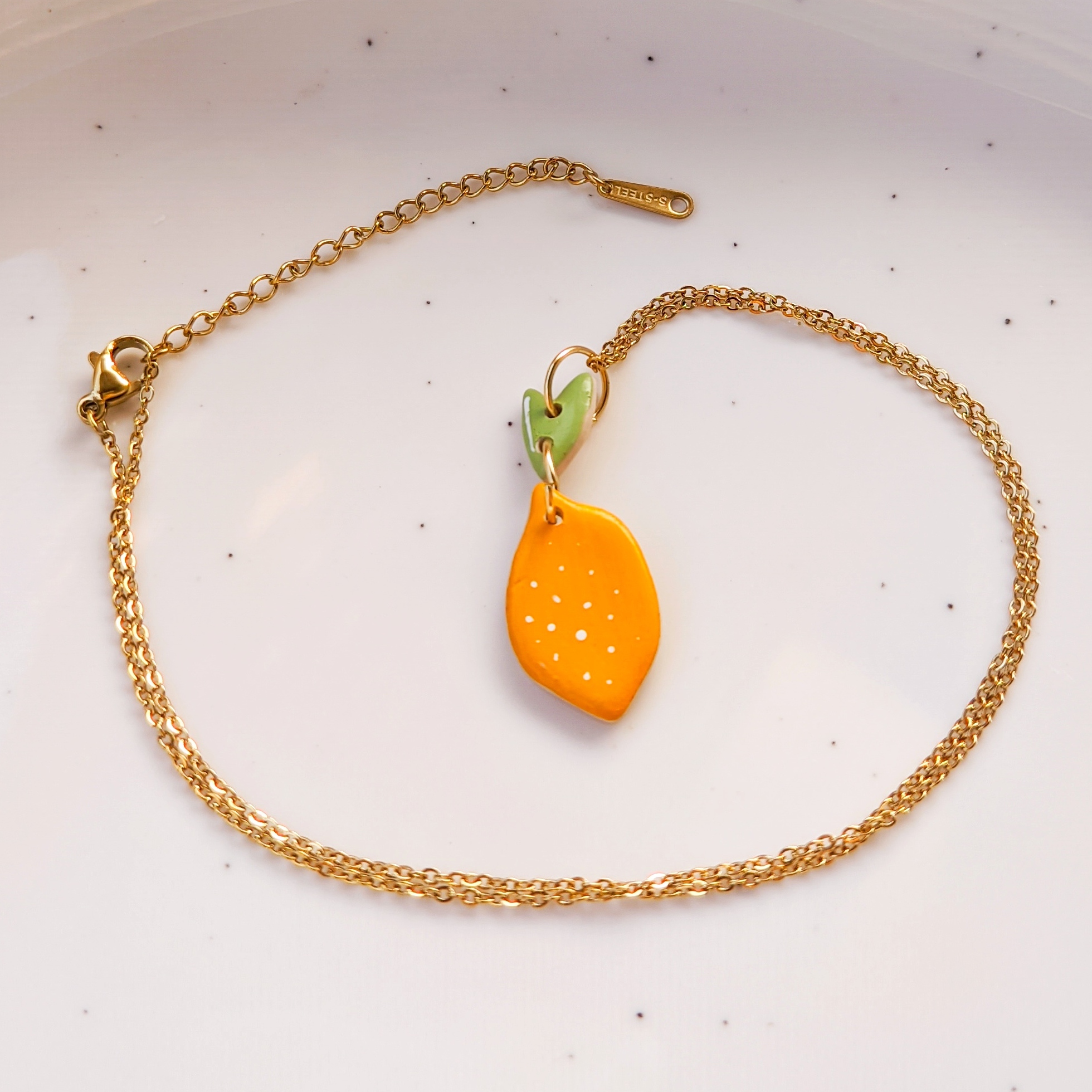 Náhrdelník s citronem a žlutým ovocem v letním stylu, v boho stylu