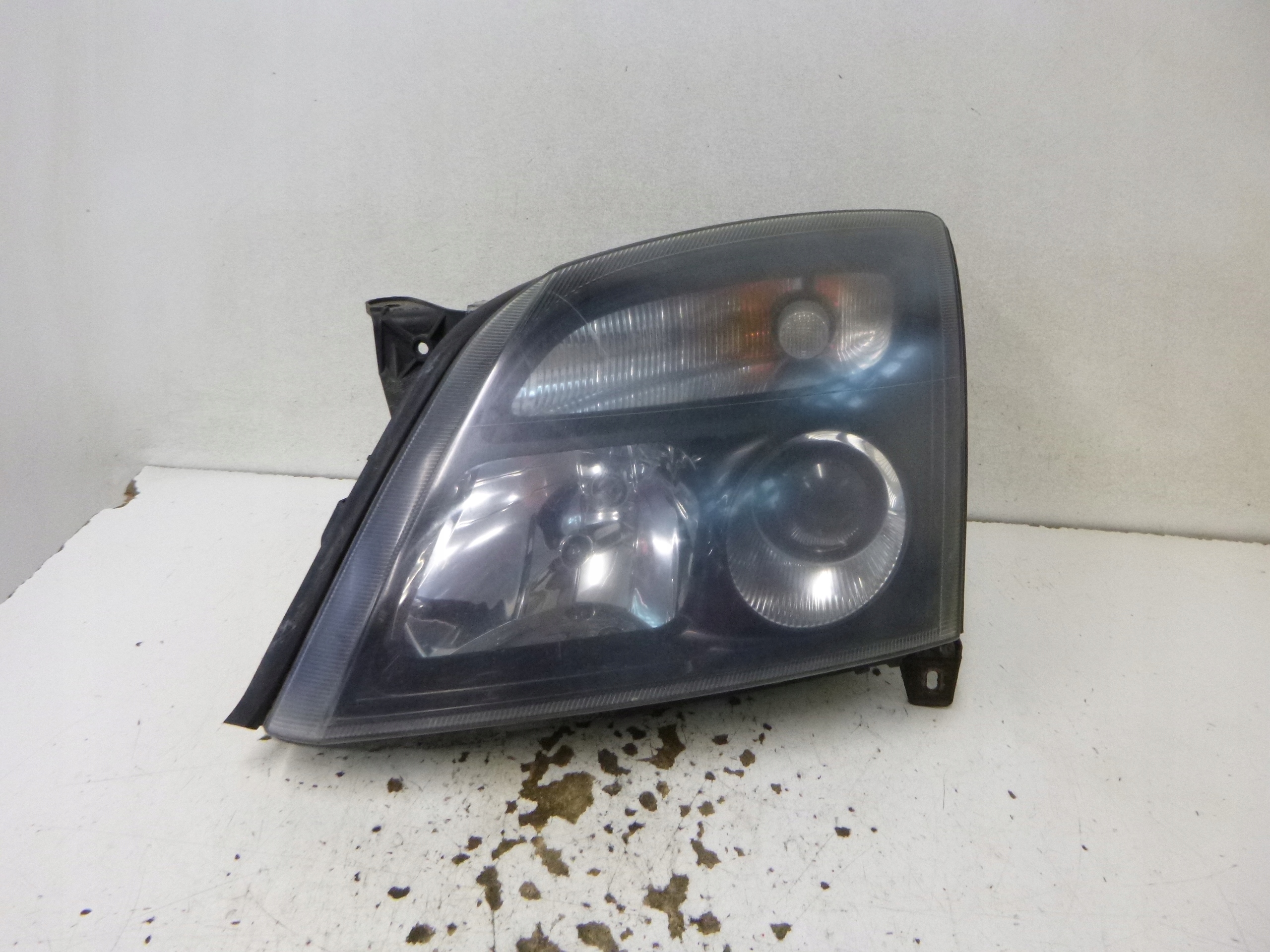 light front left Opel Vectra C 2003r.. black, Black HELLA 15588700 GM