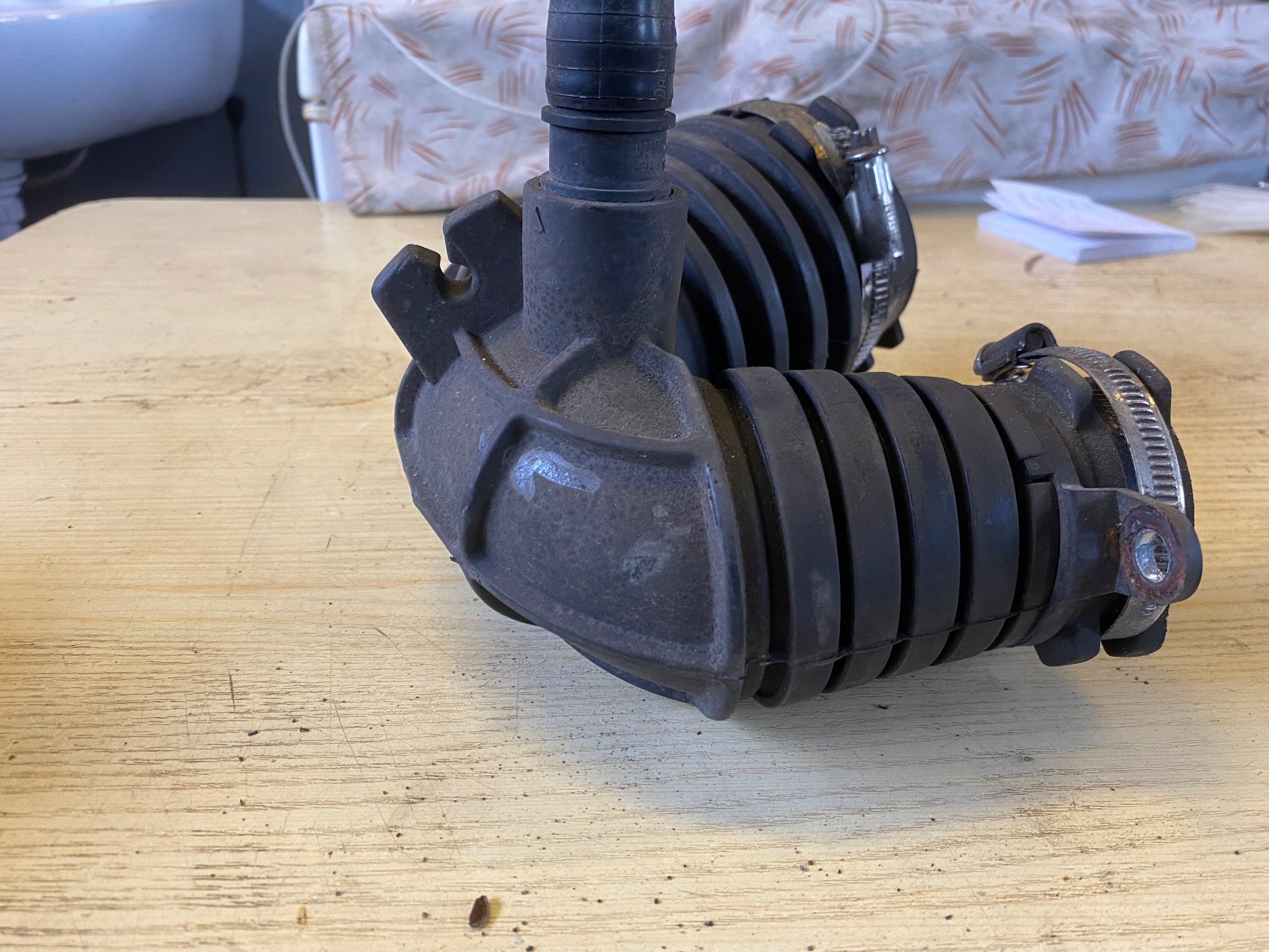 AUDI A6 C6 2.0 TDI RURA WĄŻ PRZEWÓD POWIETRZA Typ samochodu Samochody osobowe