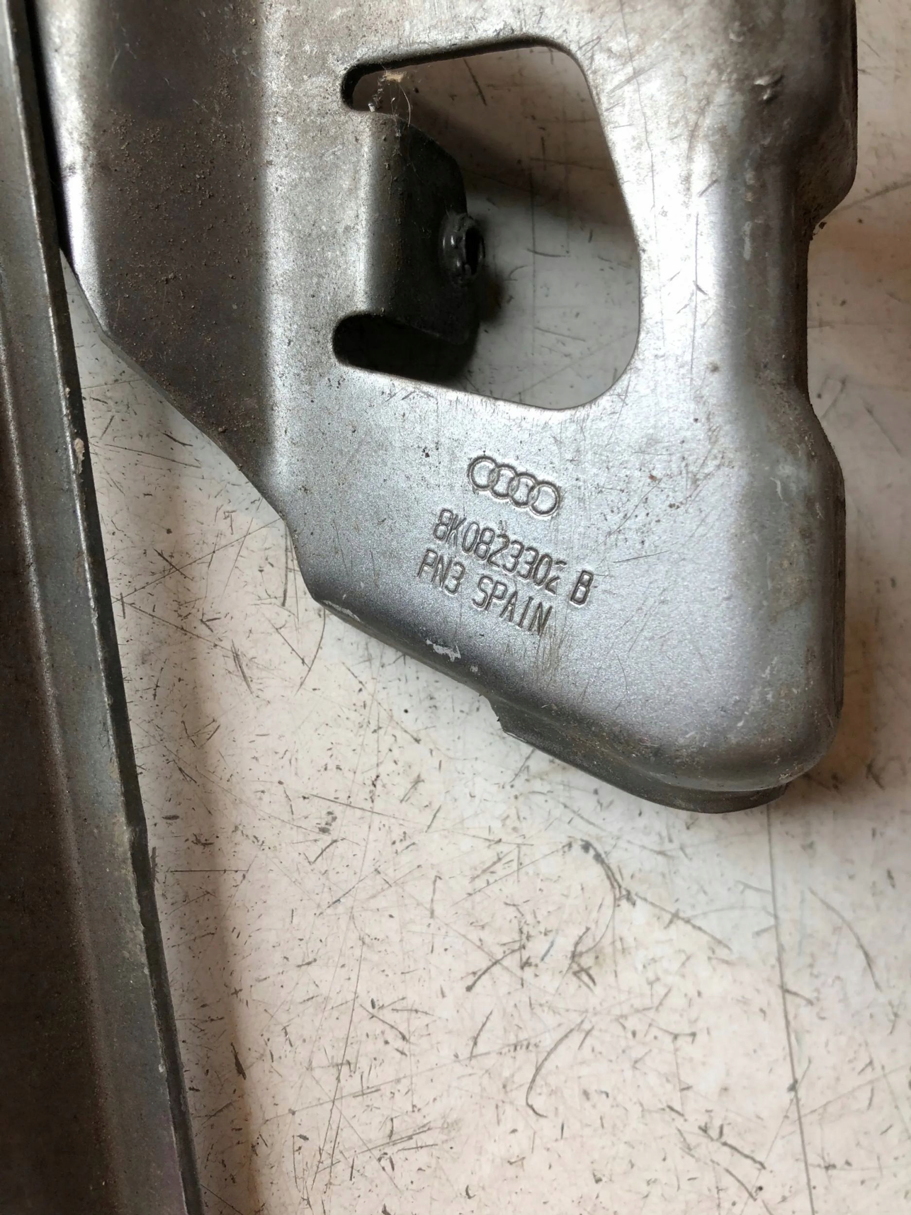 AUDI A4 B8 hinge bonnets right SREBRNY 8K0823302B