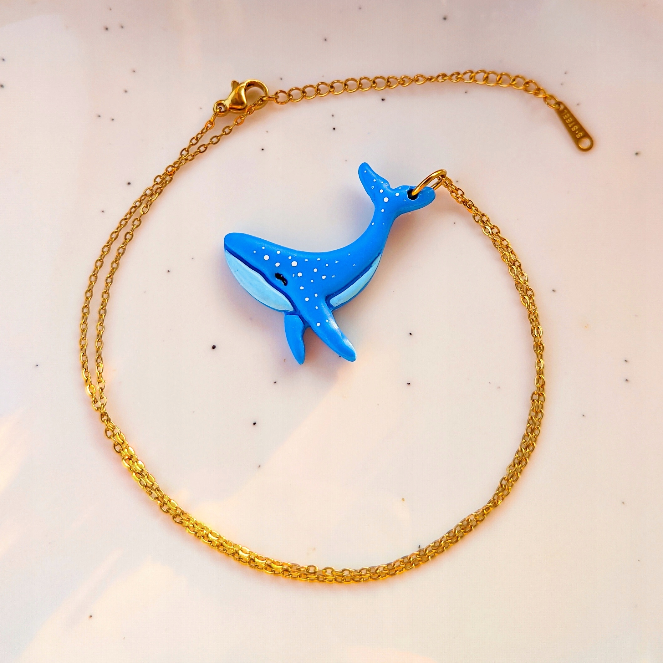 Náhrdelník s velrybou s mořským motivem v modré boho barvě